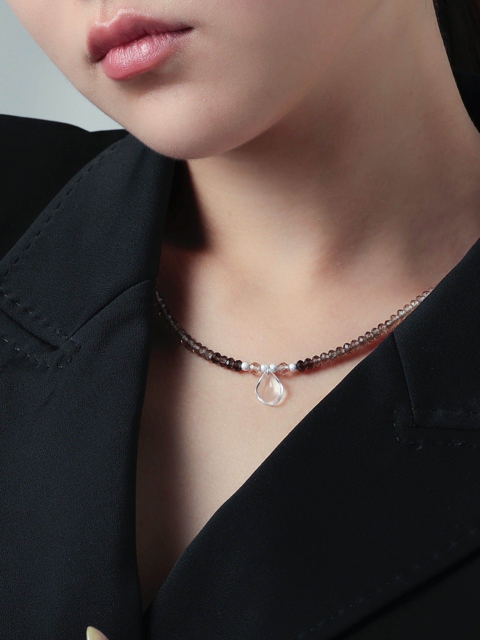 スモーキークォーツ & クリスタル ネックレス シックな透明感 着用画像 黒ジャケット オフィス
