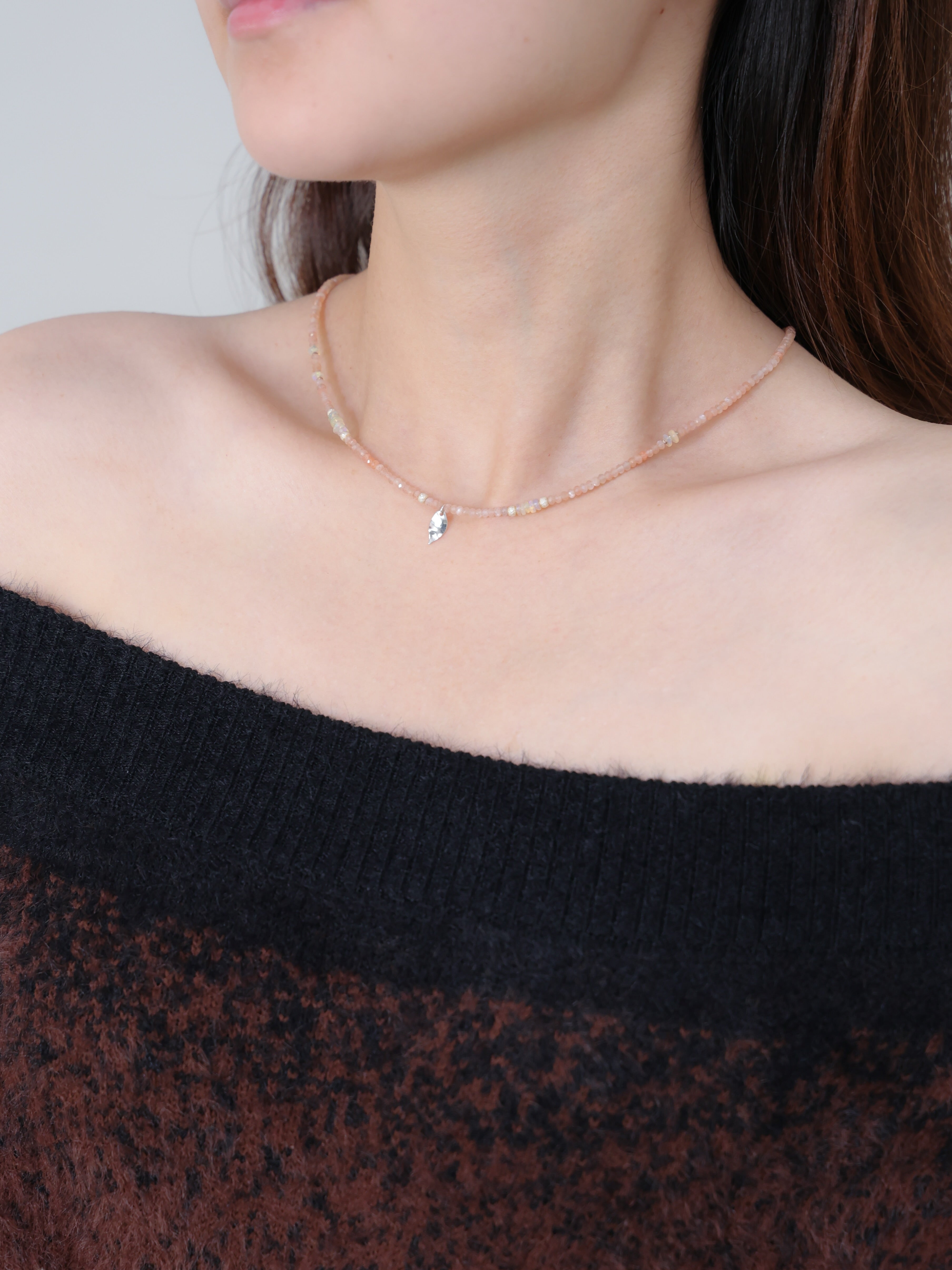 サンストーン ネックレス着用 黒ニットコーデ 陽だまりのような杏色の輝き