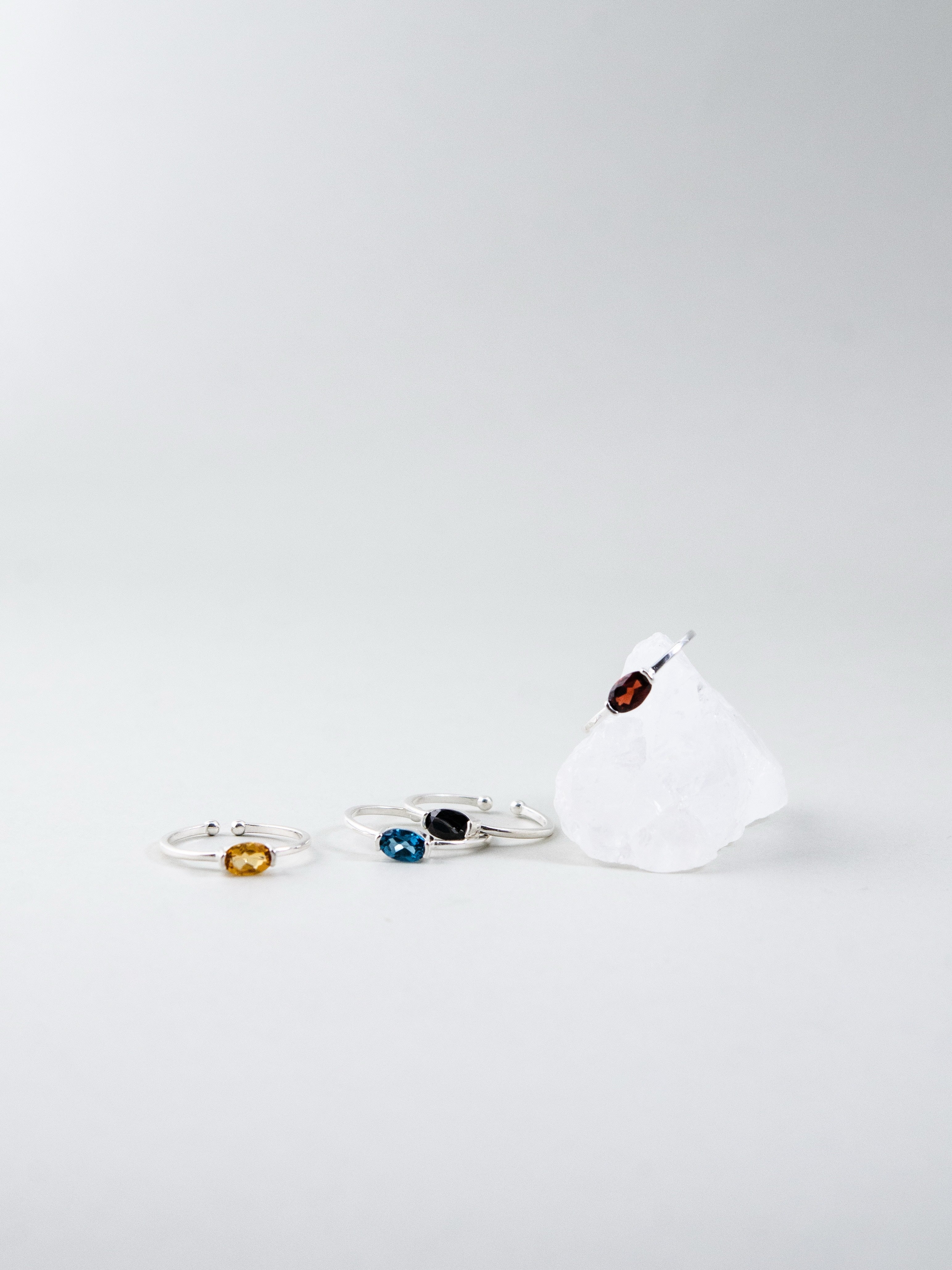 選べる天然石リング フリーサイズ 3色集合 水晶ディスプレイ