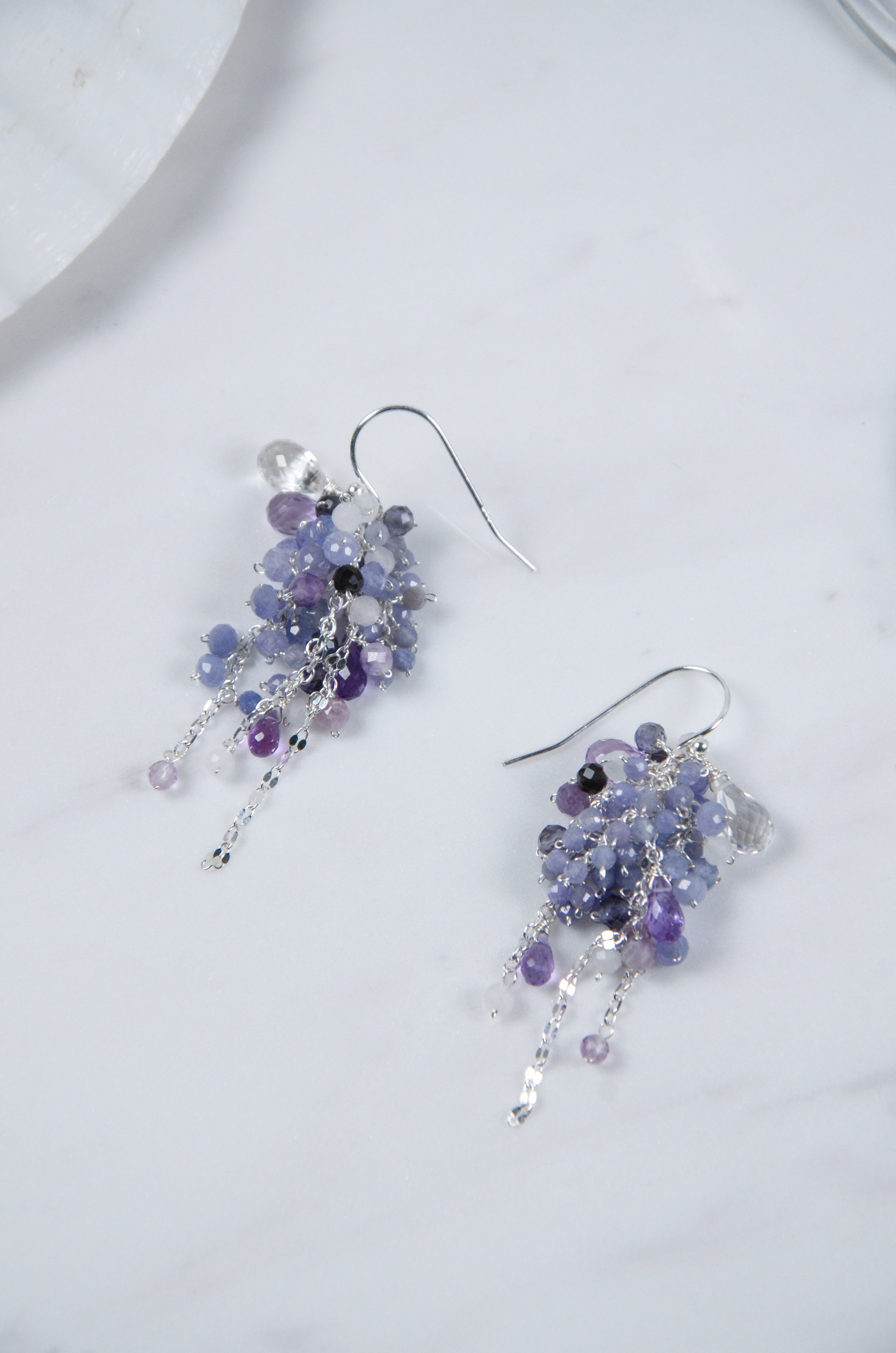 12月・2月誕生石 ピアス 平置き タンザナイトとアメジストの房状デザイン