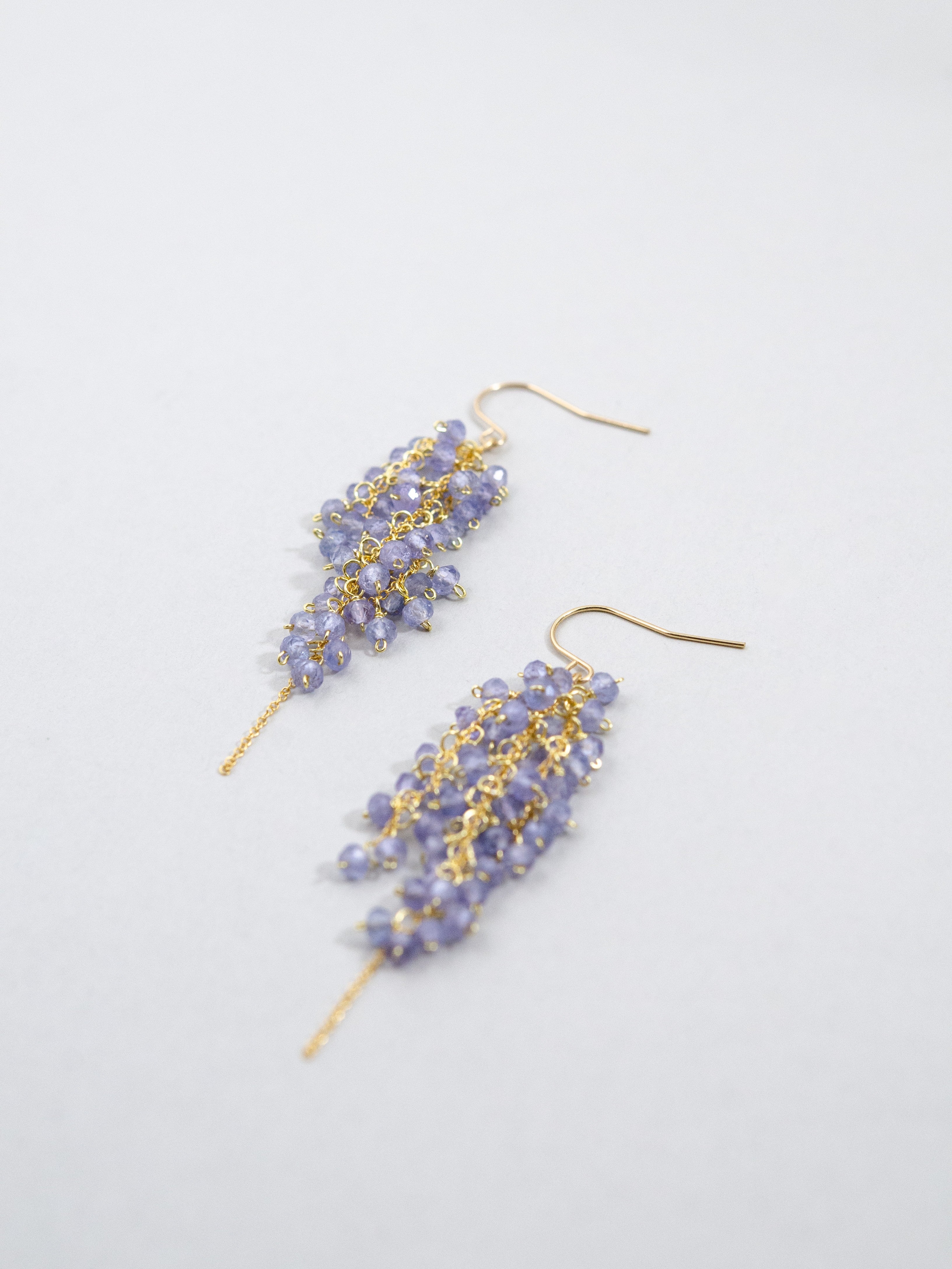 タンザナイト 房状 ピアス 14kgf 金属アレルギー対応 正面