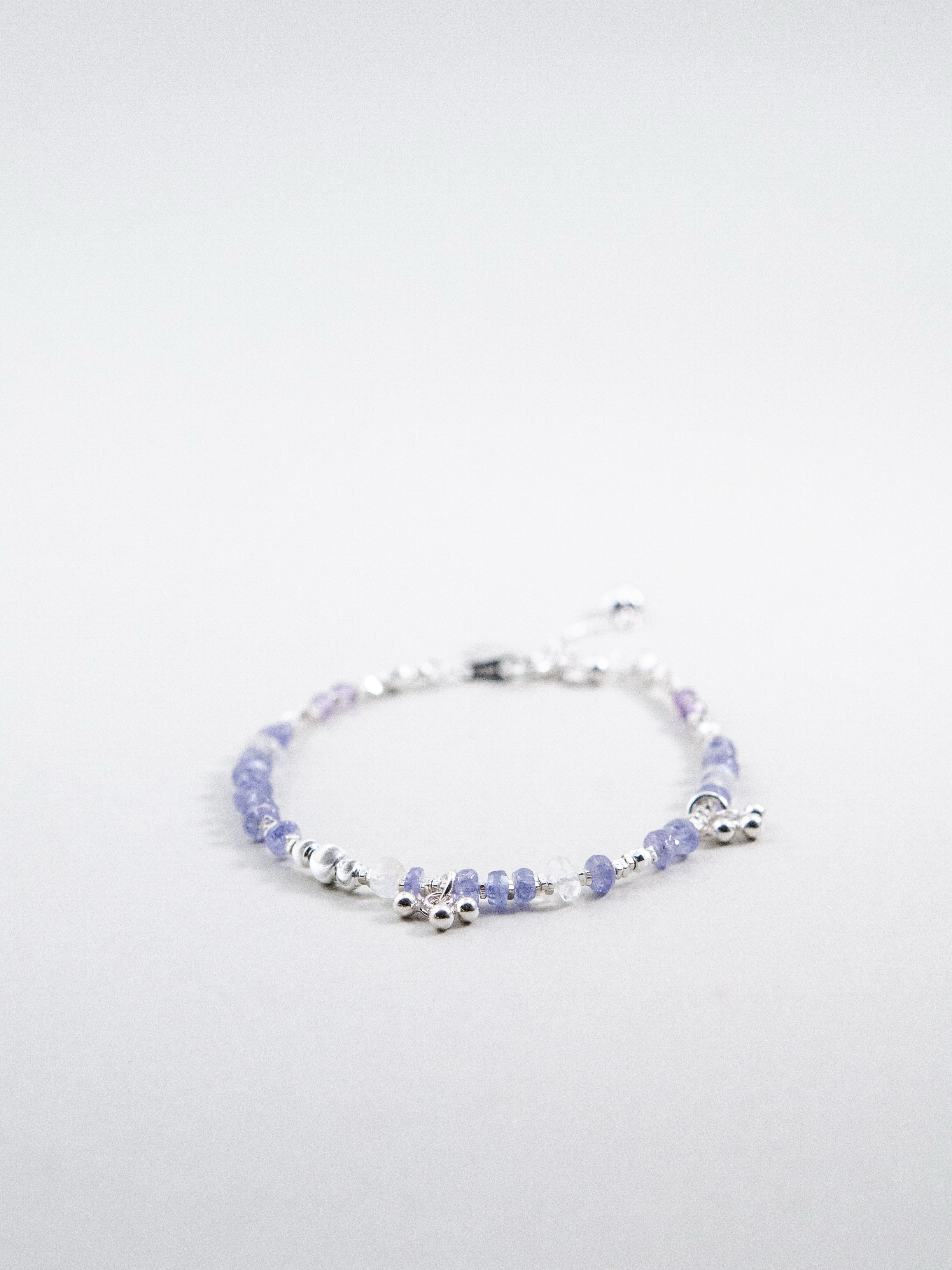 タンザナイト & ムーンストーン 華奢 ブレスレット 全体像 12月誕生石