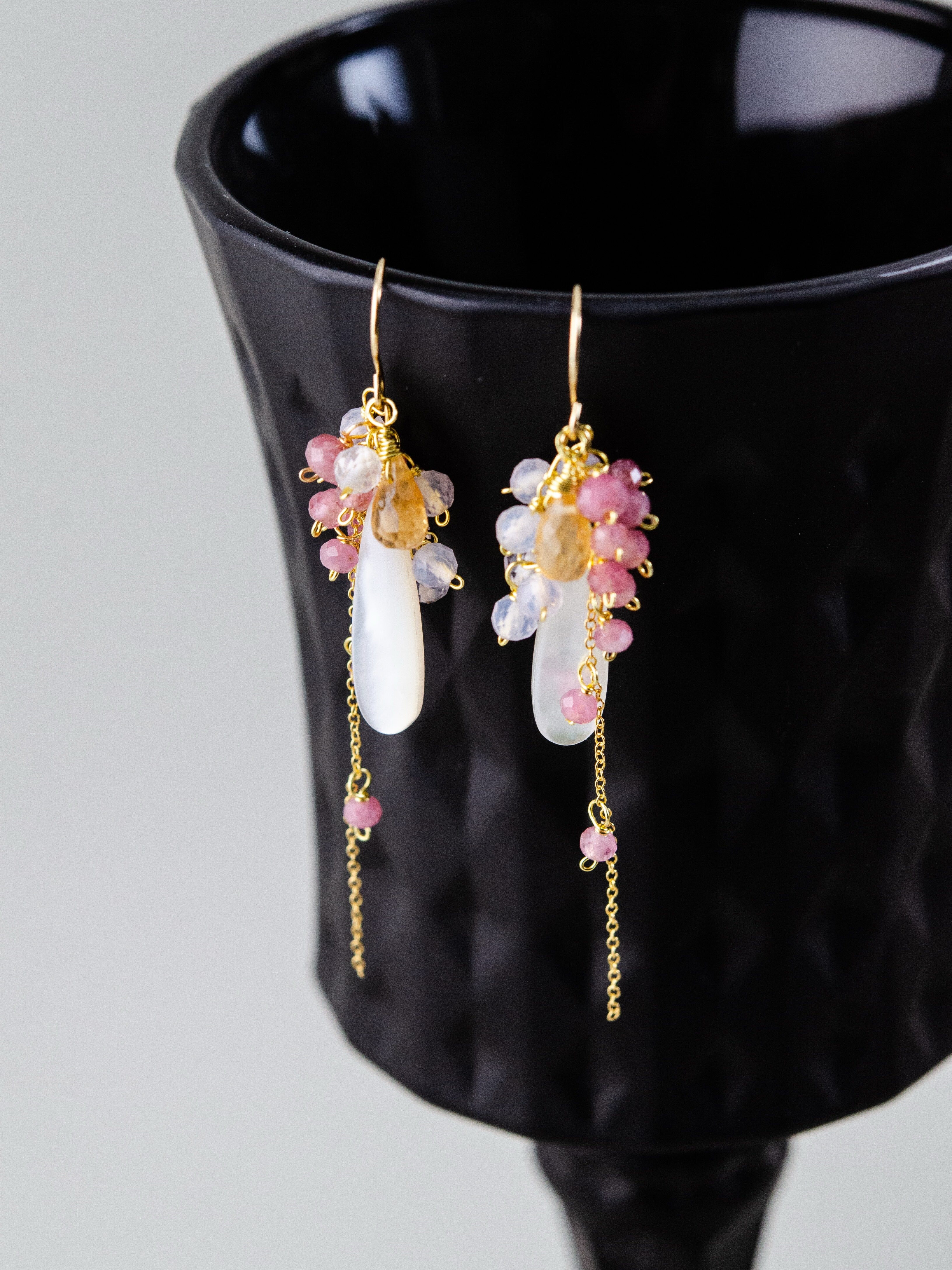 白蝶貝 & トルマリン 揺れる ピアス 上品な艶めき 10月誕生石 黒背景