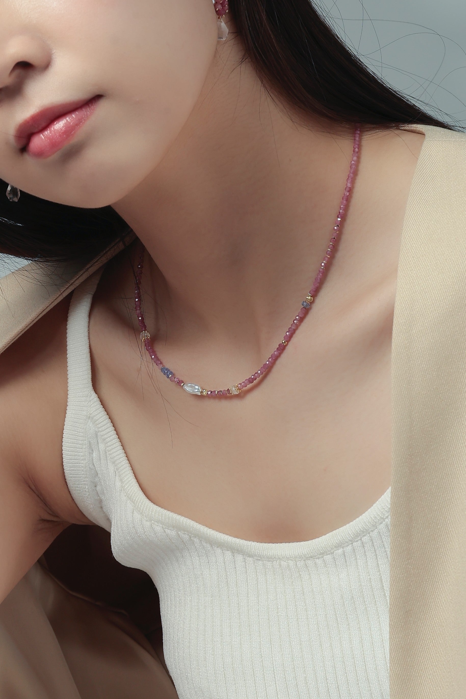 服に華を添えるピンクの石ネックレス
