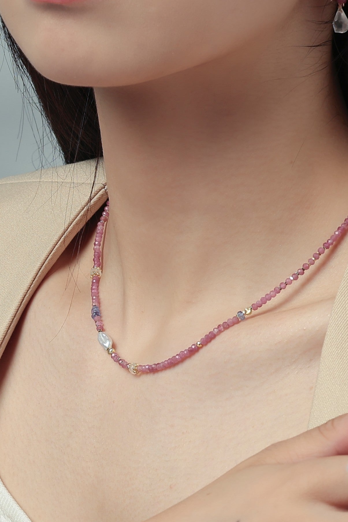服に華を添えるピンクの石ネックレス