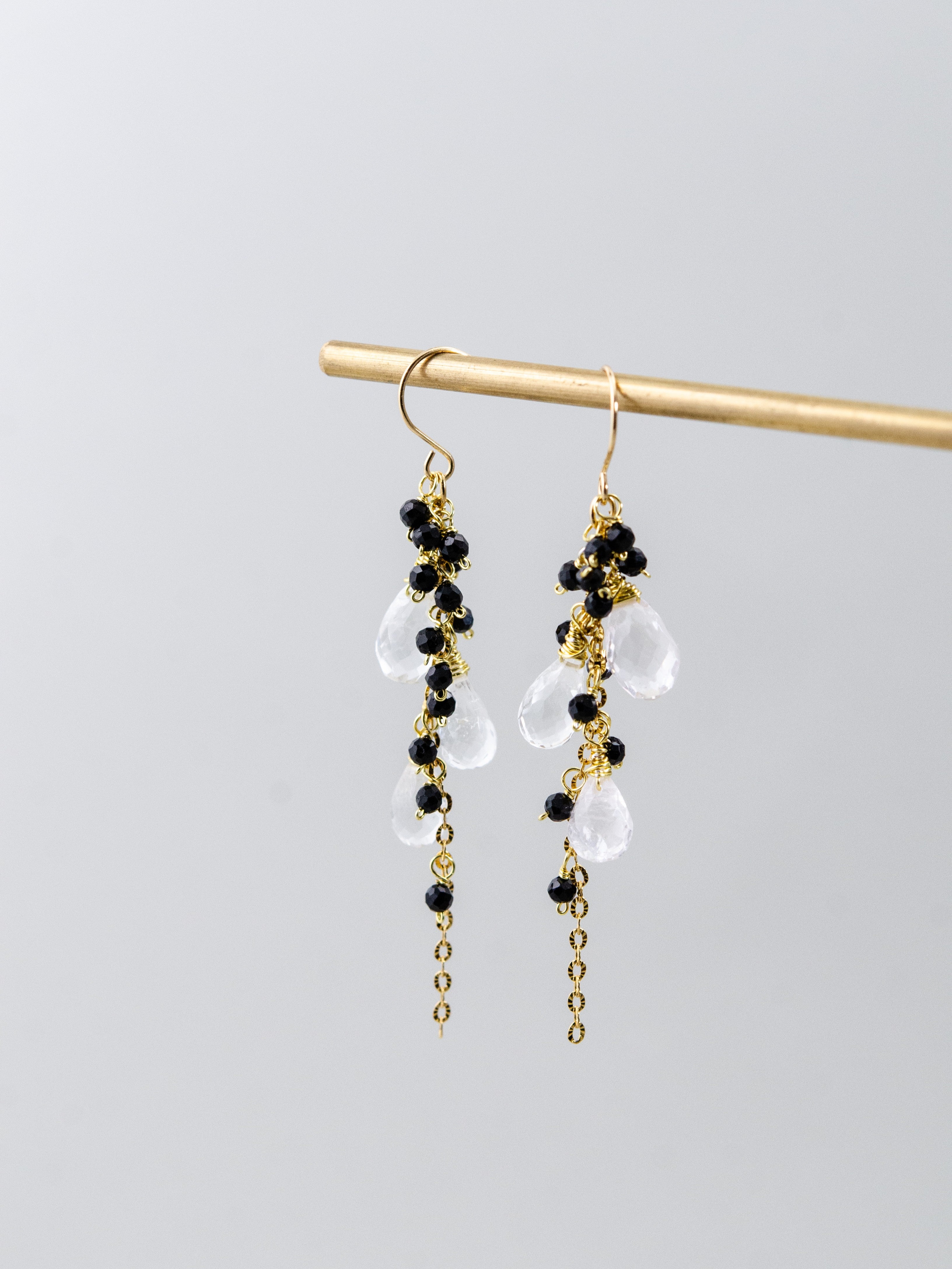 14kgf ロングピアス チェーン詳細 揺れるデザイン