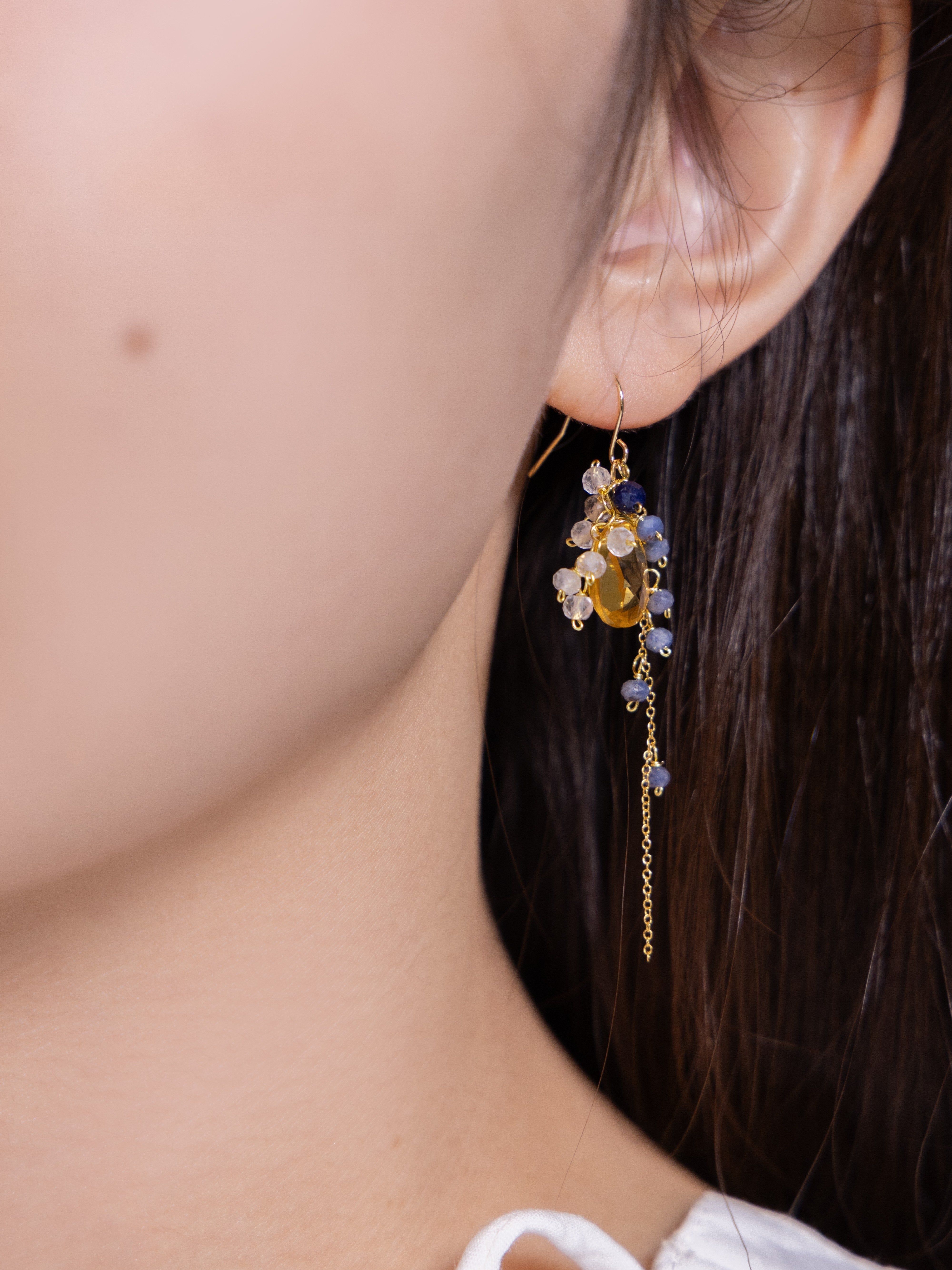 【9月誕生石】輝く蜜色の雫。イエロークォーツ & サファイアロングピアス｜アレルギー対応