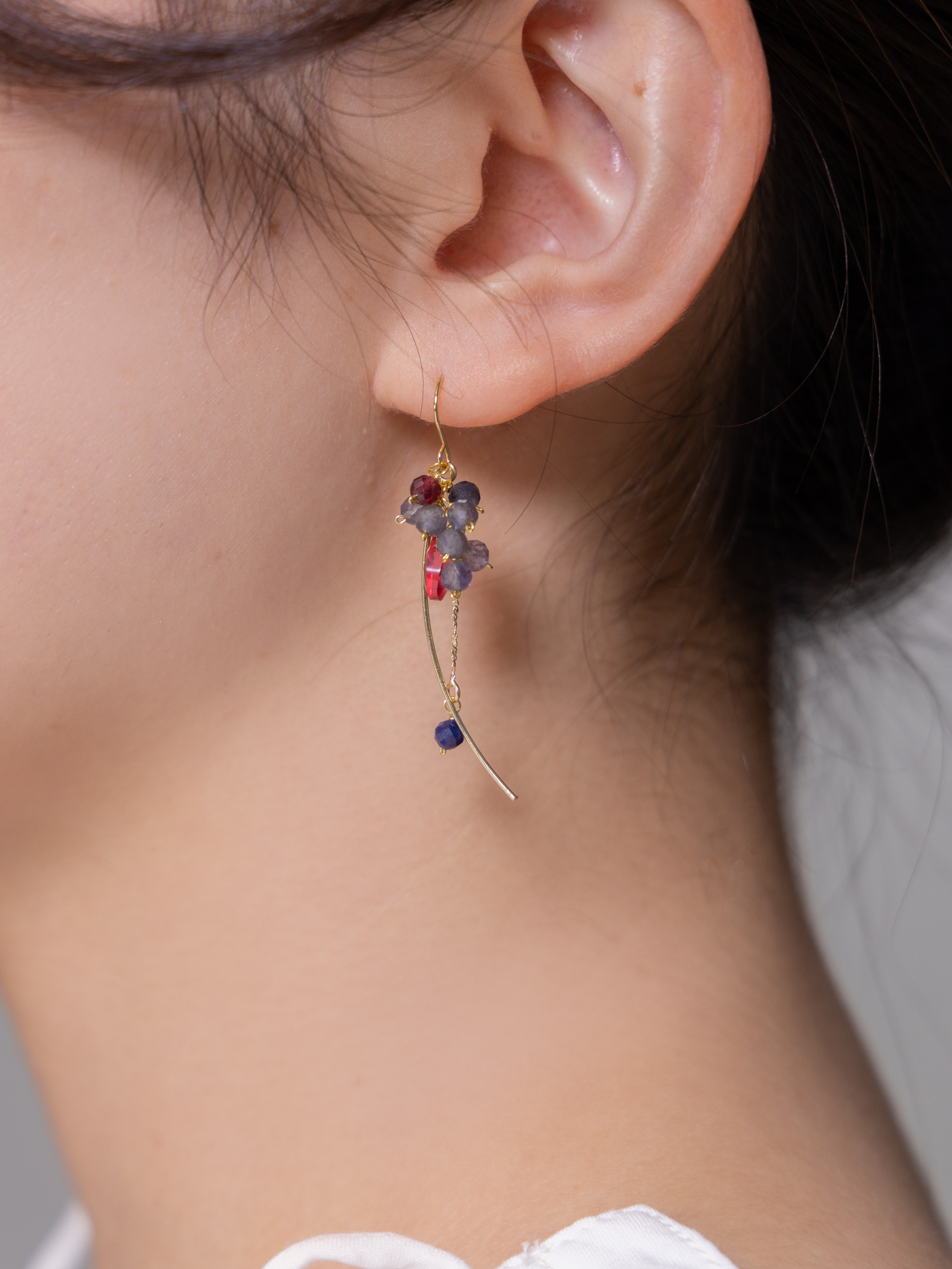 【夜空とベリーの彩り】アイオライト & レッドクォーツのアークピアス｜アレルギー対応
