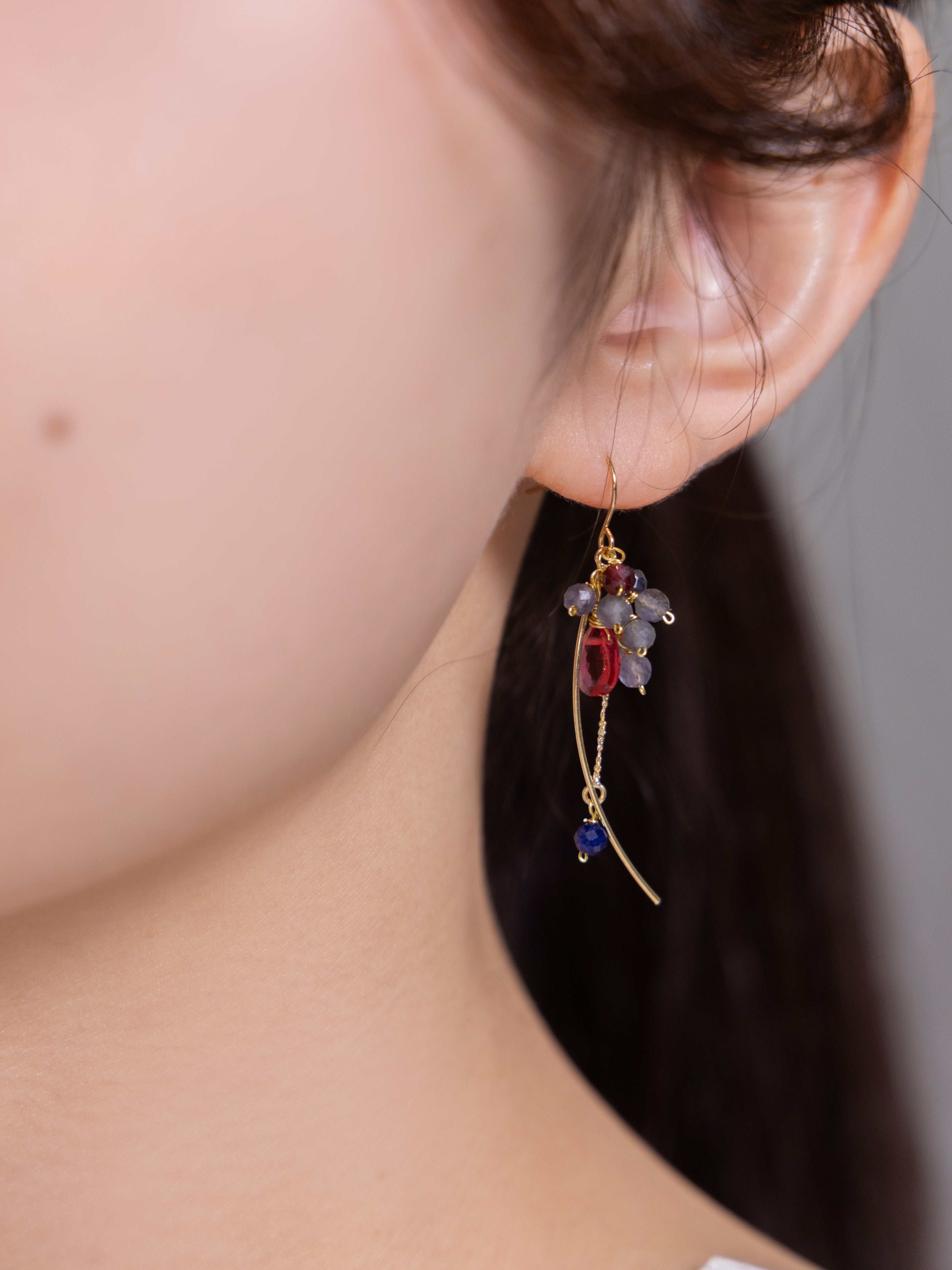 【夜空とベリーの彩り】アイオライト & レッドクォーツのアークピアス｜アレルギー対応