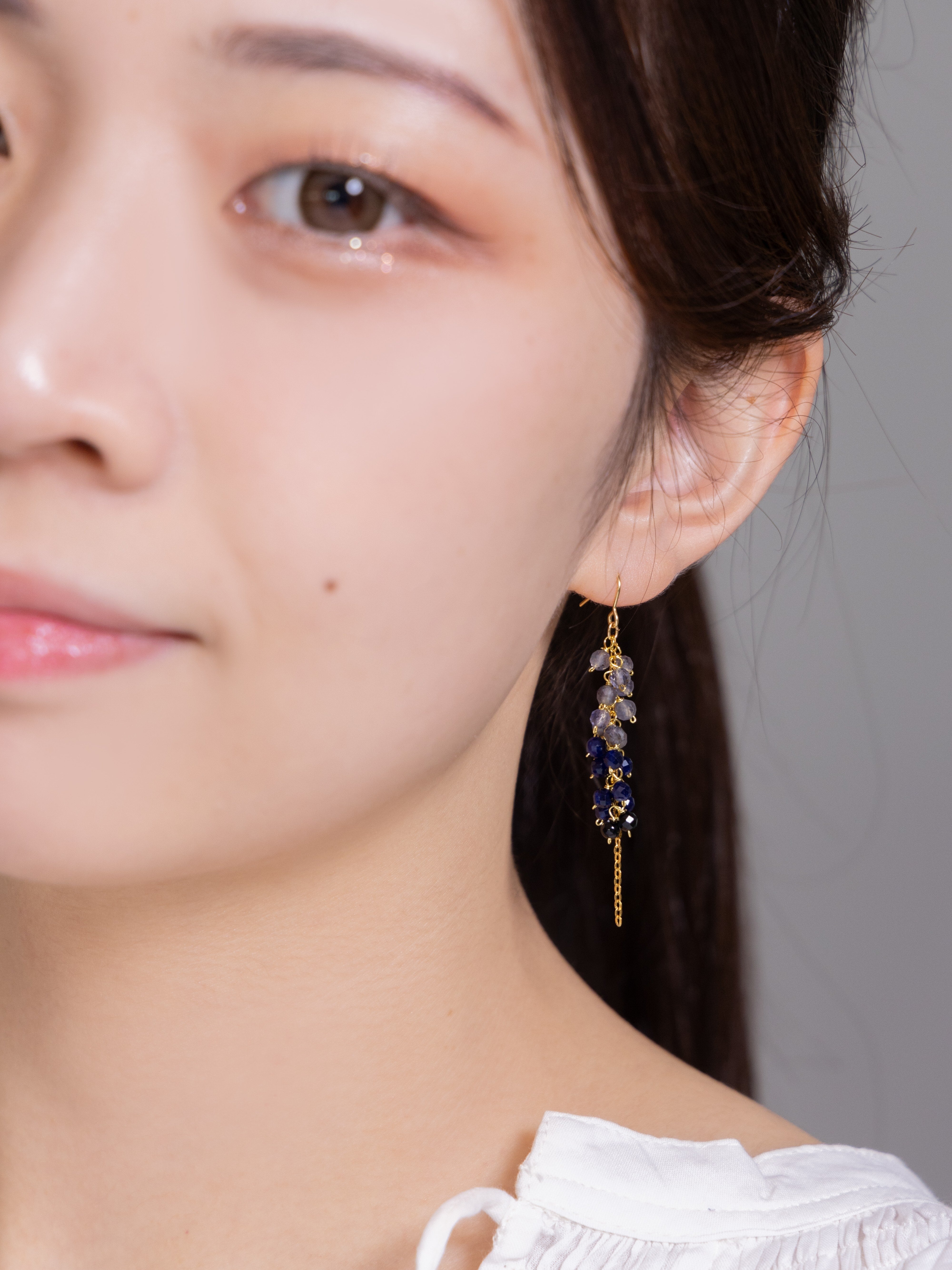 【夜空の静寂】アイオライト & ラピスラズリのグラデーションピアス｜アレルギー対応