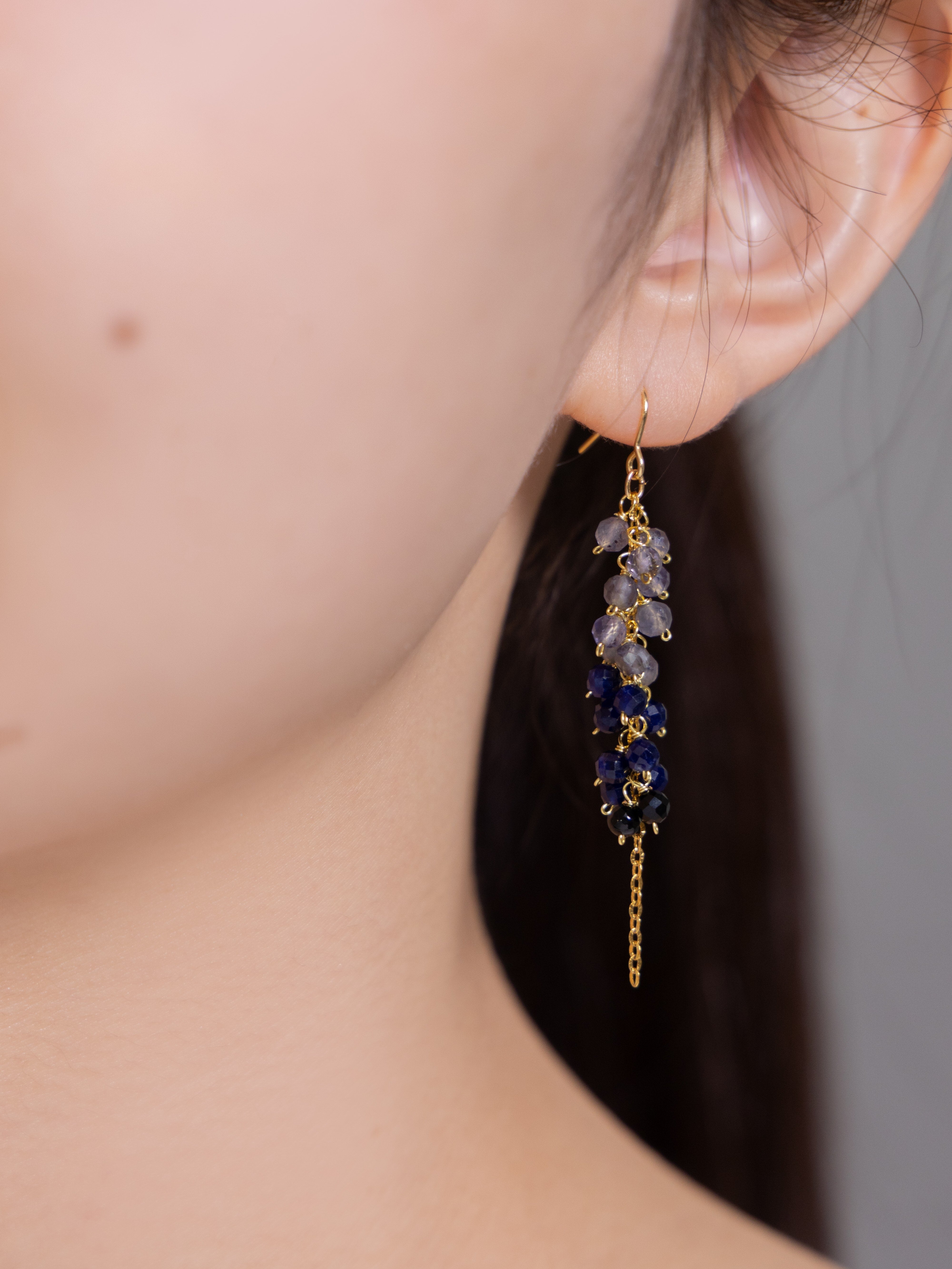 【夜空の静寂】アイオライト & ラピスラズリのグラデーションピアス｜アレルギー対応