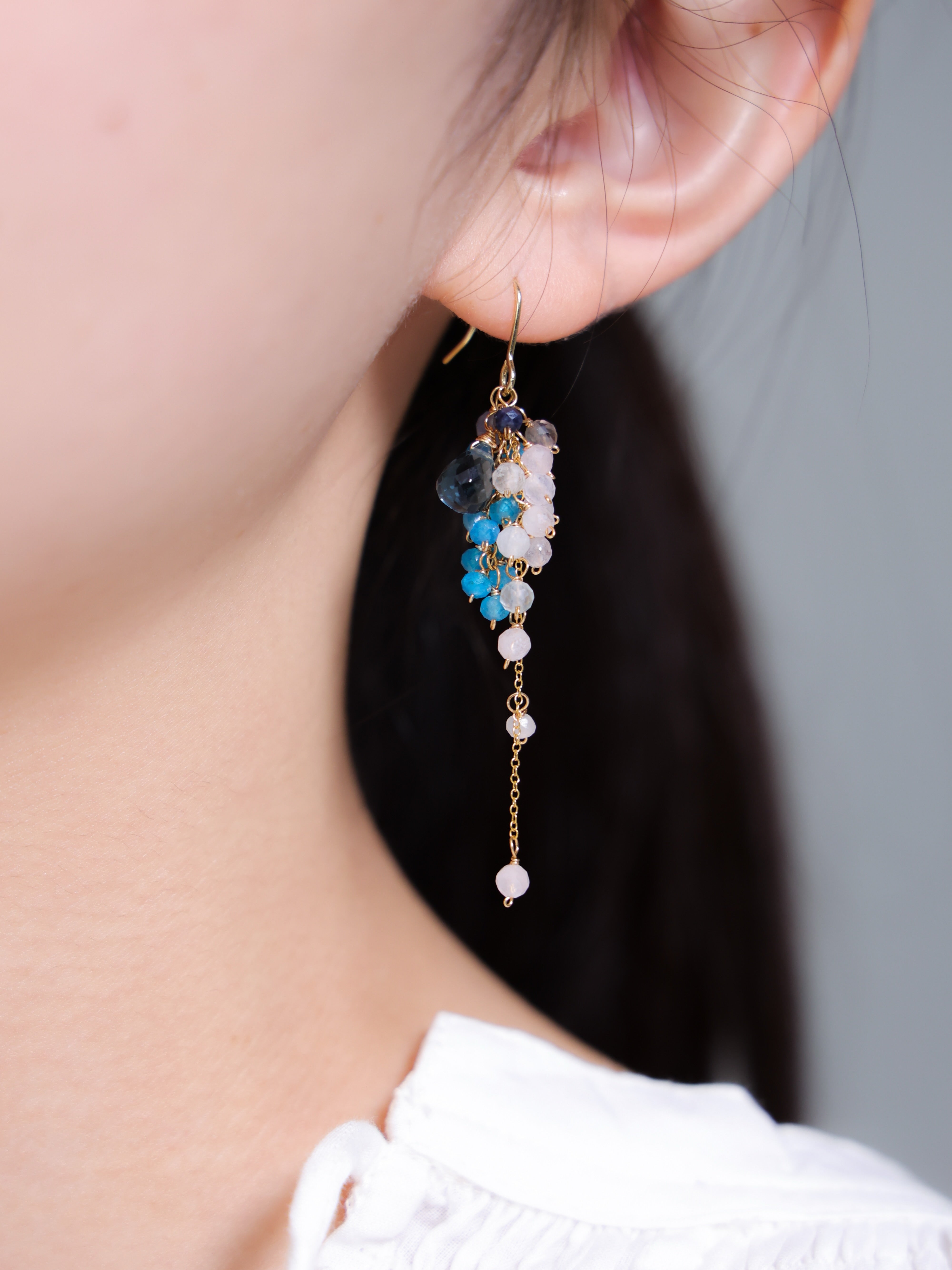 【知性を磨く蒼】ロンドンブルートパーズ & アパタイトのグラデーションピアス｜アレルギー対応