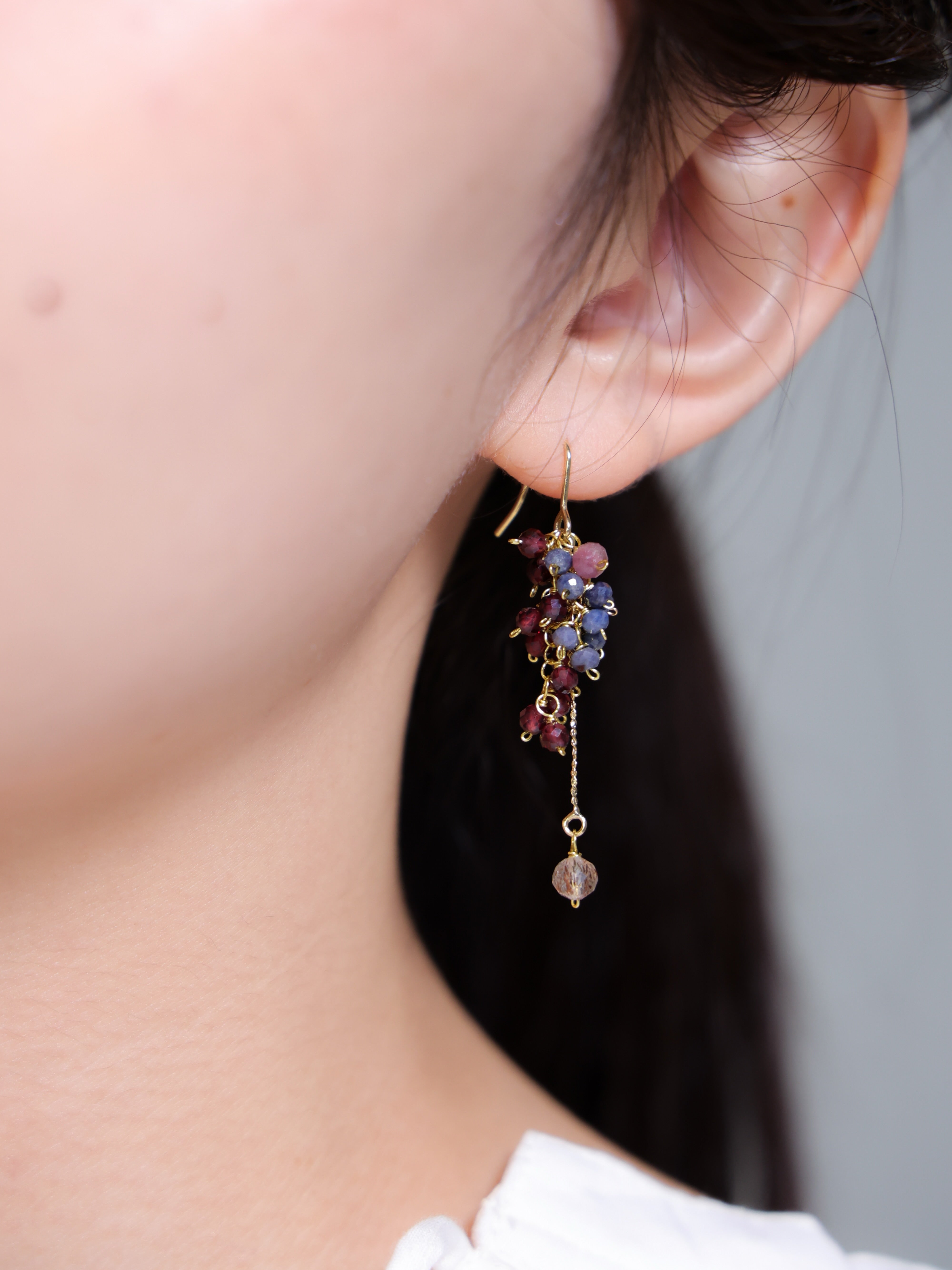 【1月・9月誕生石】サファイア & ガーネット ロングピアス | 魅惑のベリーカラー (14KGF/316L)