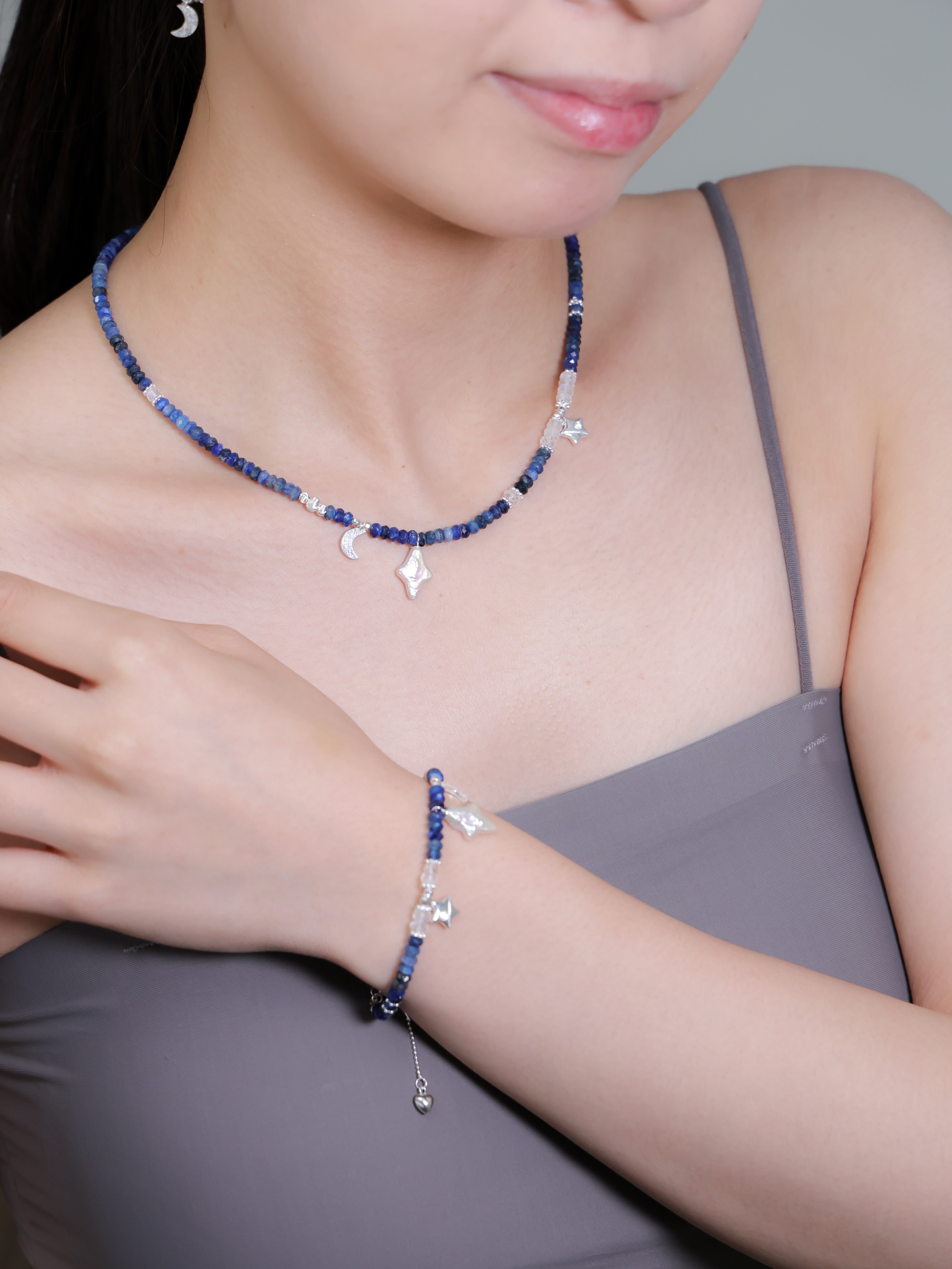 ラピスラズリと星月チャームのブレスレット – 夜空のブルー