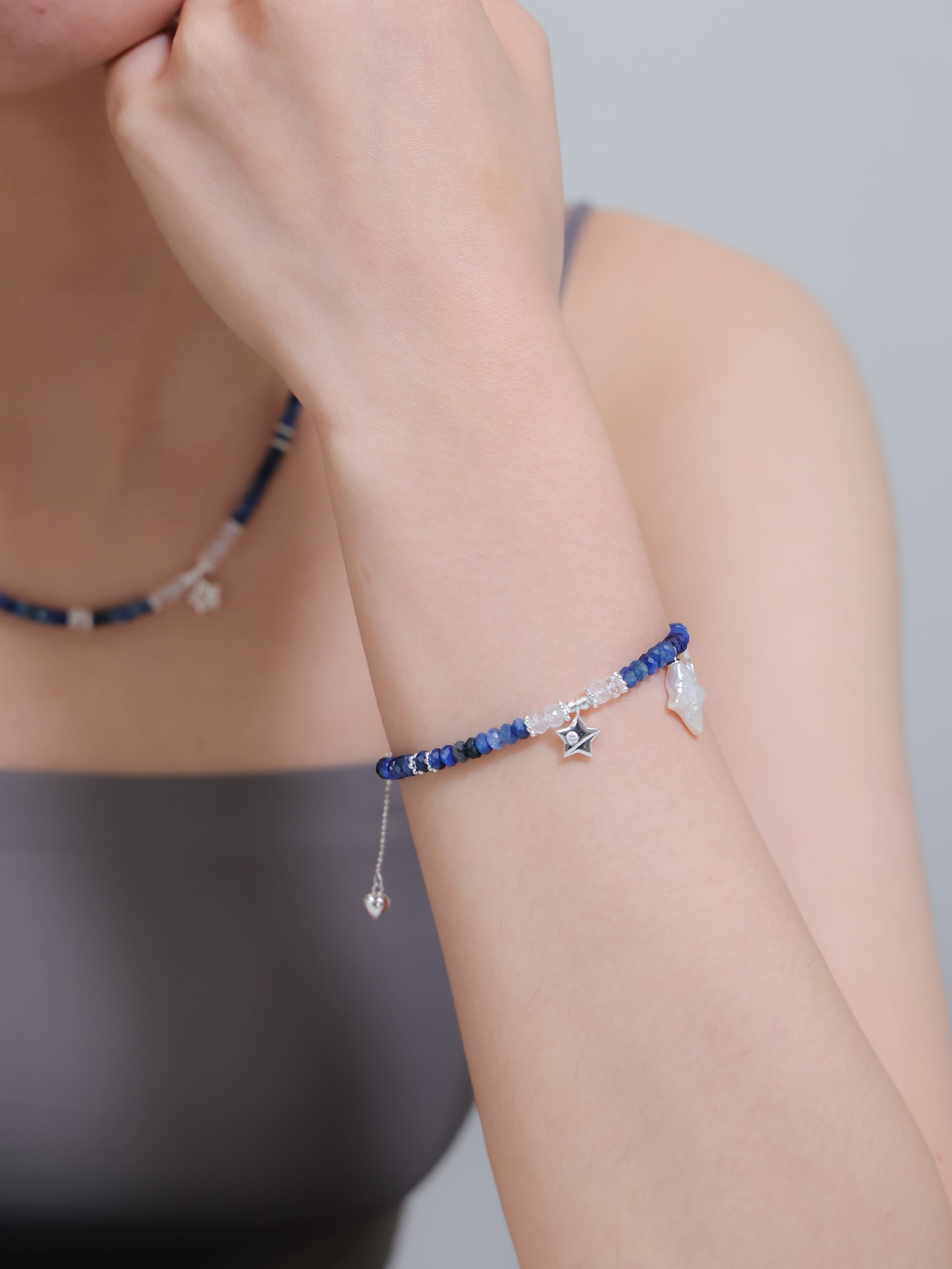 ラピスラズリと星月チャームのブレスレット – 夜空のブルー