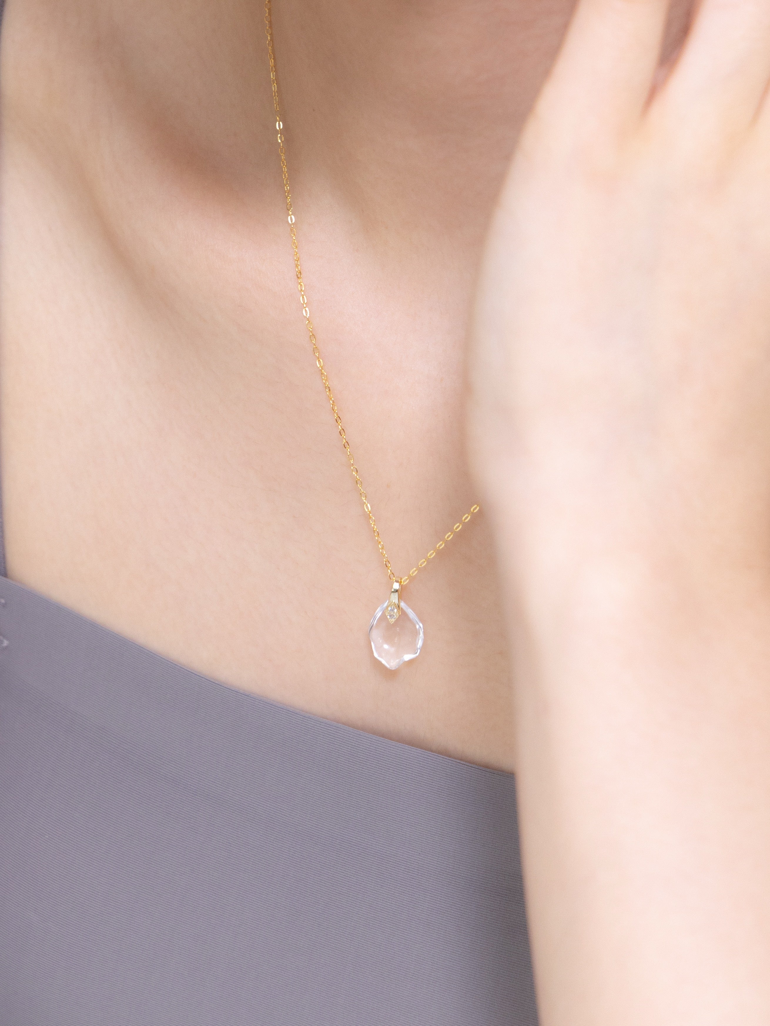 【ギフトに】水晶花びら ピアス・ネックレスセット | 大人可愛い 職人手作り