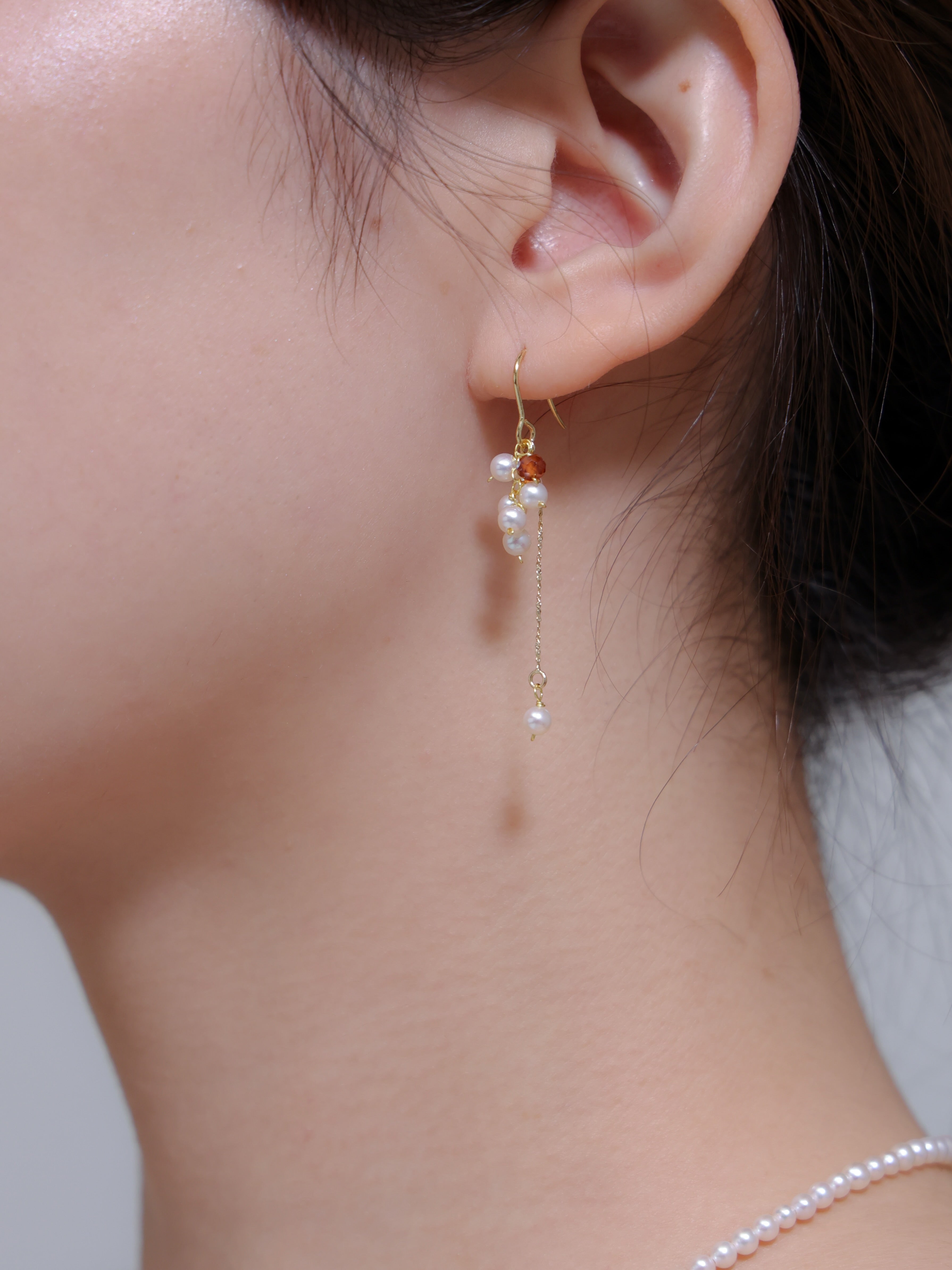 カフェデートの耳元アクセントに小さいパールピアス