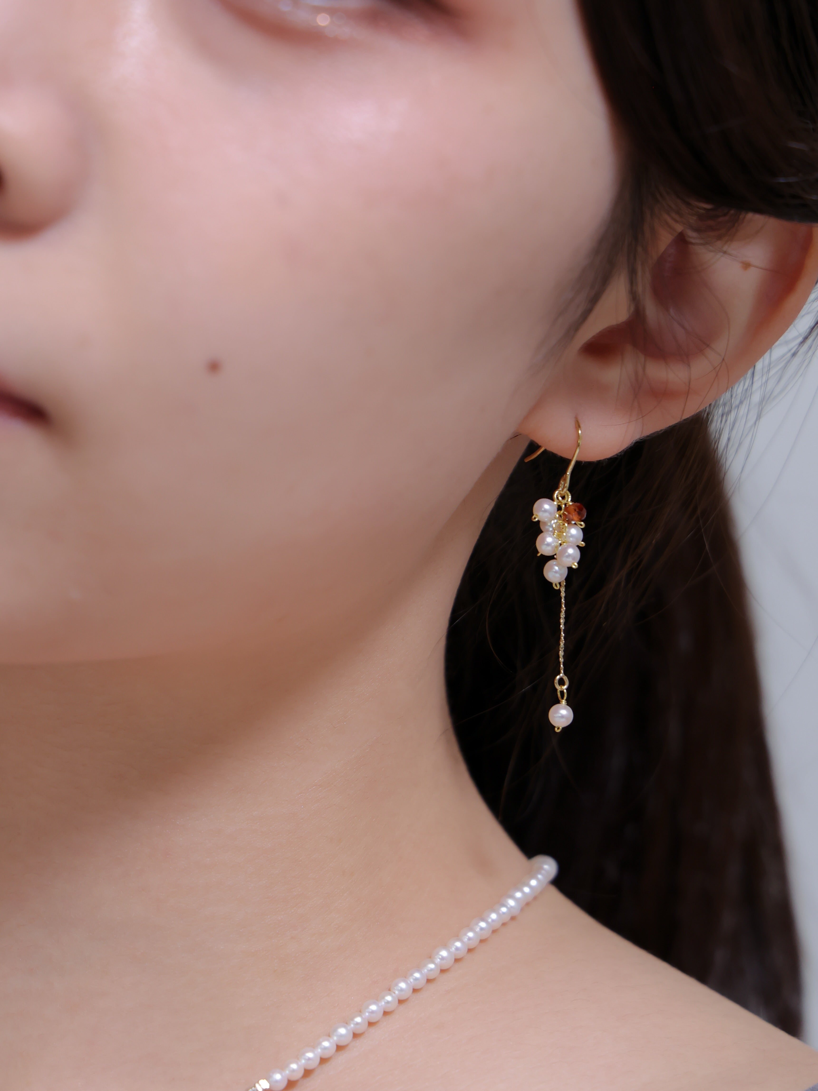 カフェデートの耳元アクセントに小さいパールピアス