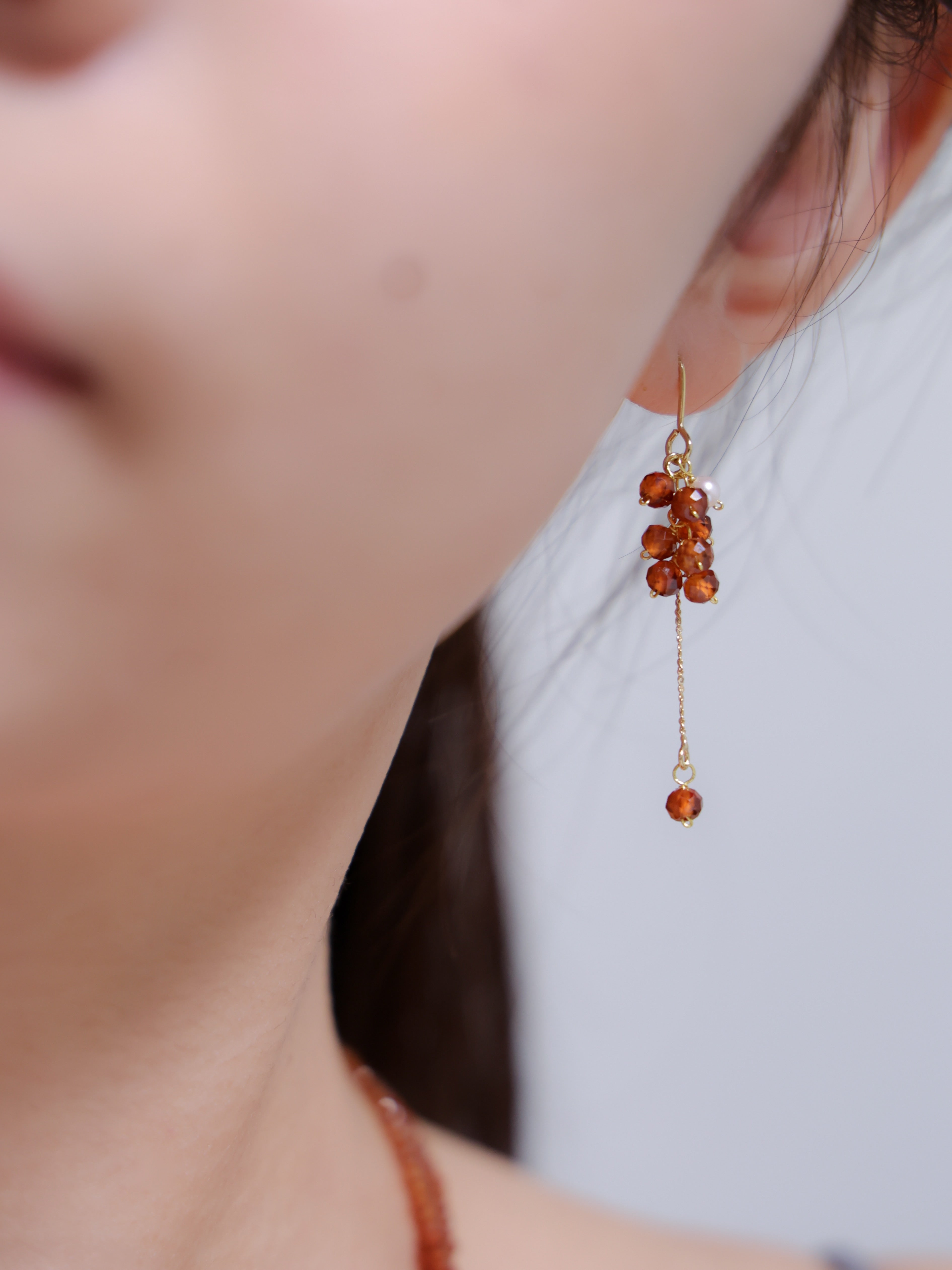 上品カジュアルに似合う琥珀色揺れるピアス大人