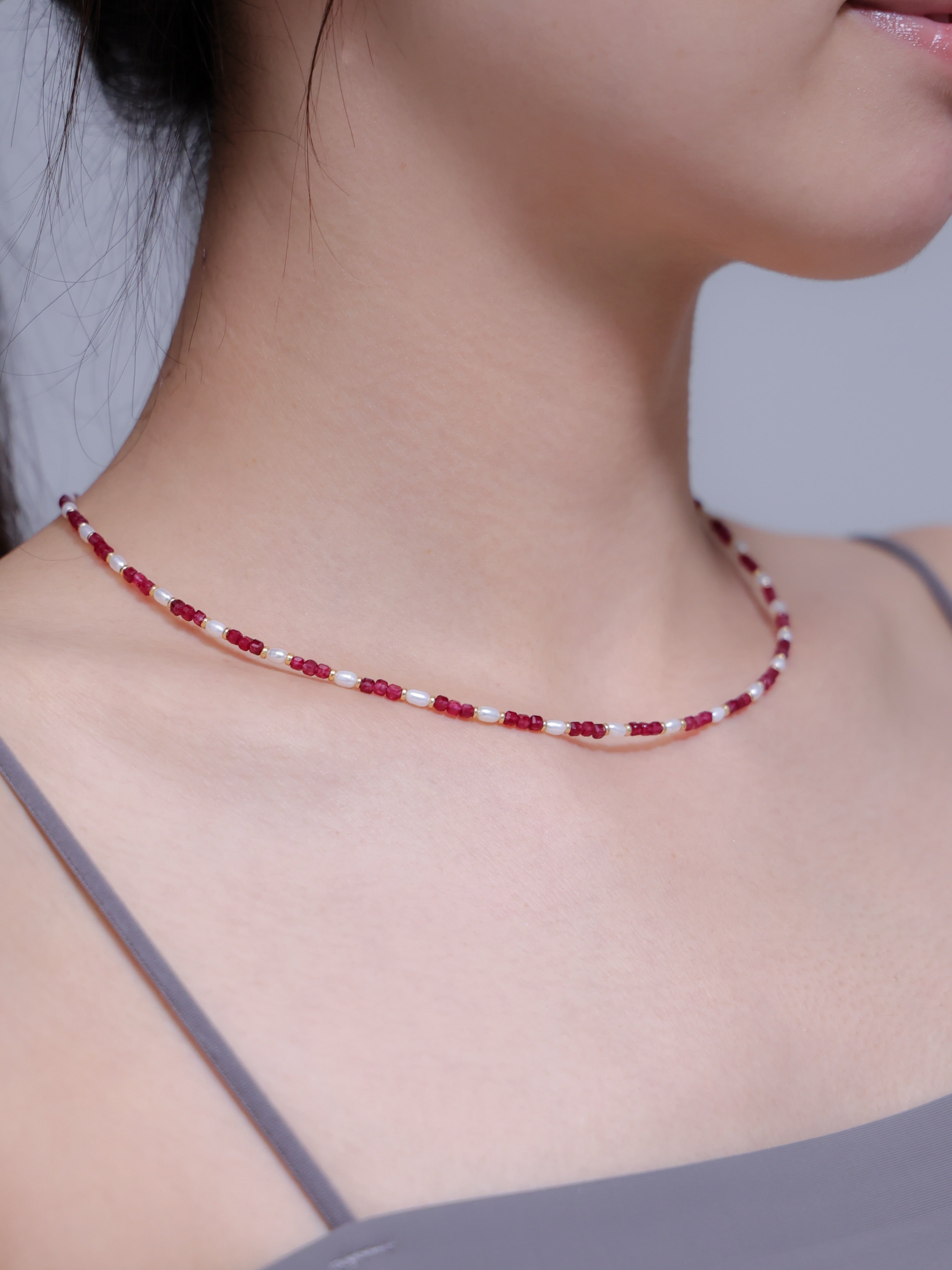 ルビー & 淡水パール ネックレス - 【宝石の女王】鮮烈な赤と白の