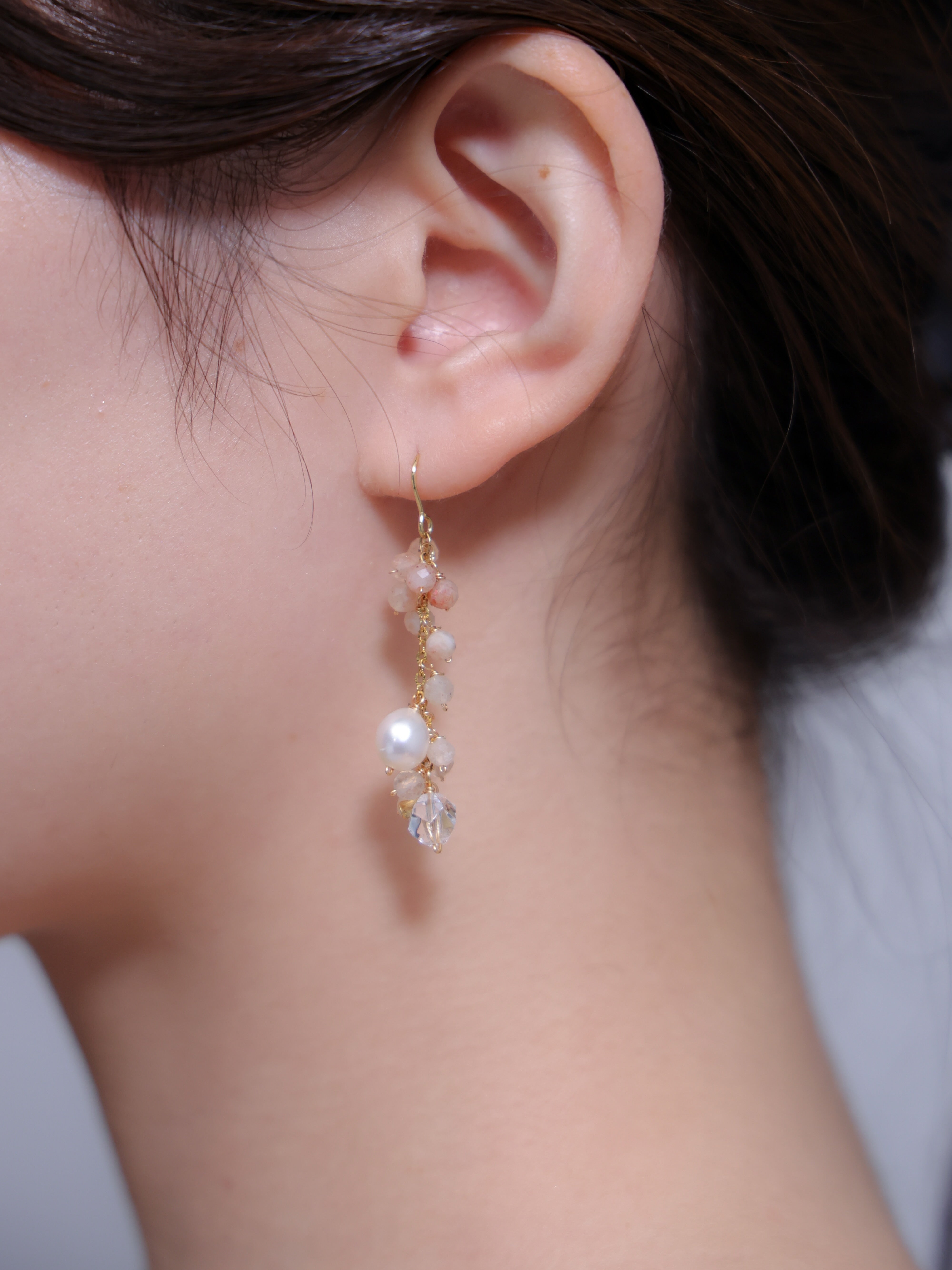 【6月誕生石】柔らかなピーチの光。カラームーンストーン & クリスタルピアス｜アレルギー対応