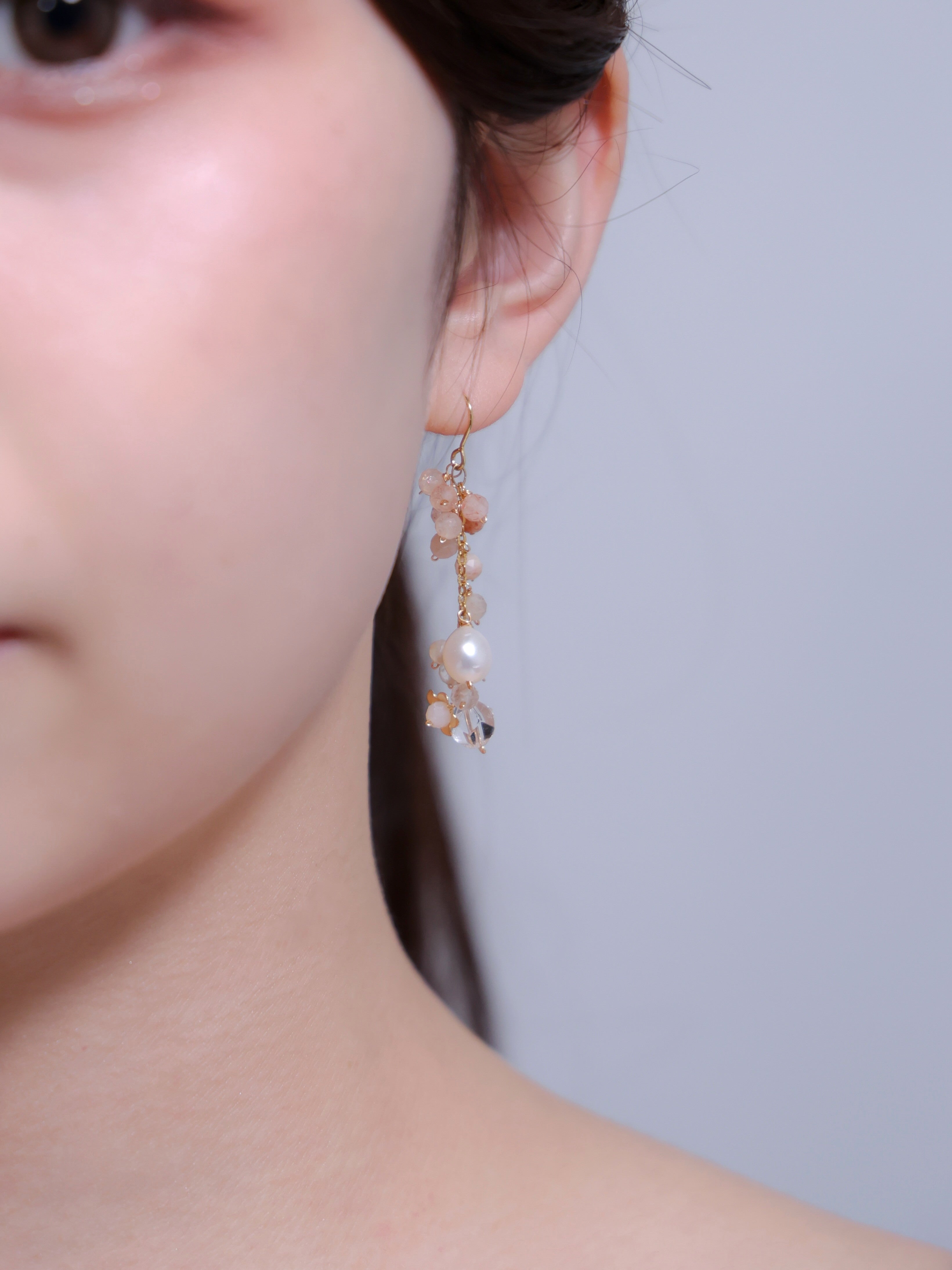 【6月誕生石】柔らかなピーチの光。カラームーンストーン & クリスタルピアス｜アレルギー対応