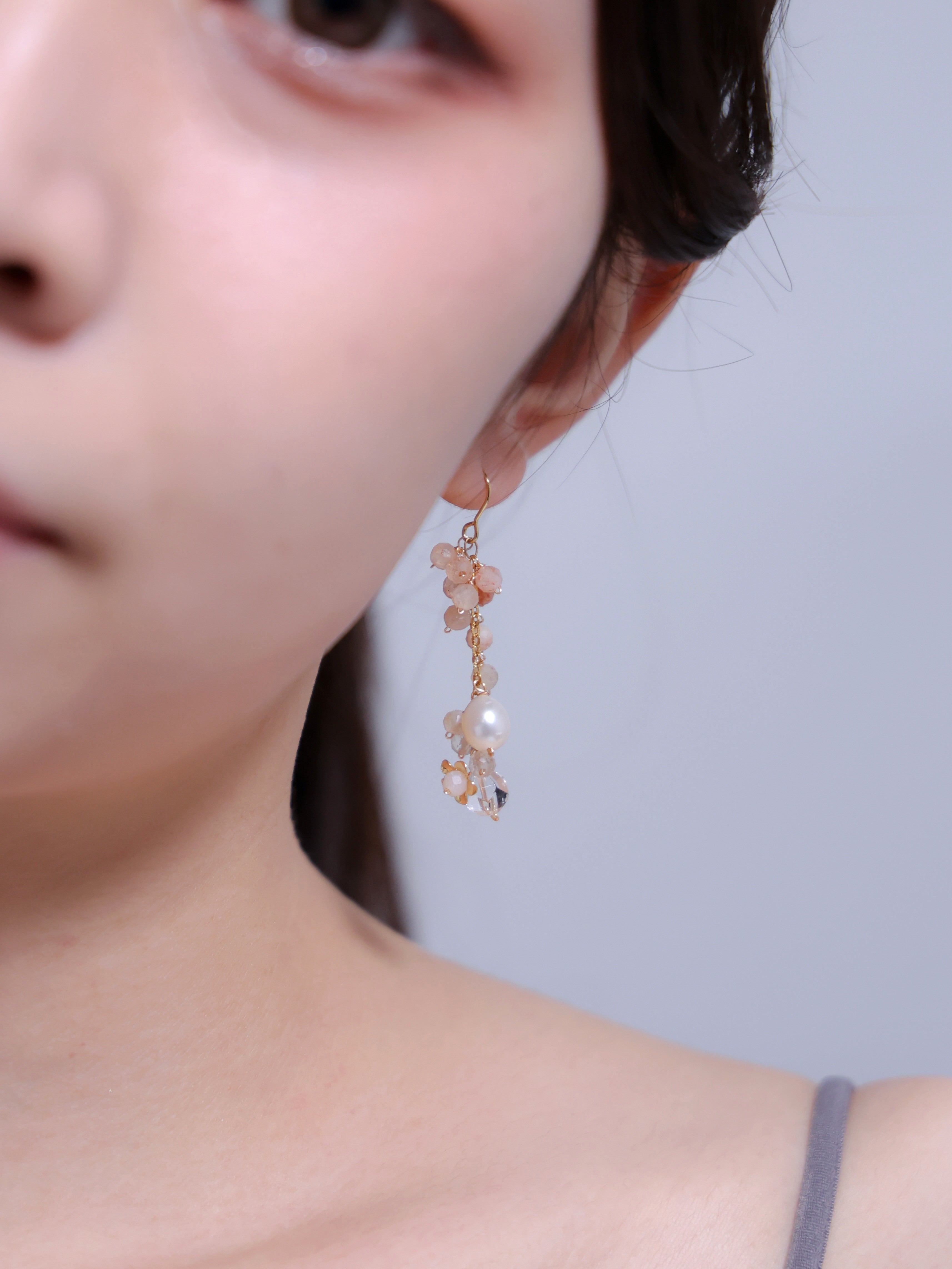 【6月誕生石】柔らかなピーチの光。カラームーンストーン & クリスタルピアス｜アレルギー対応