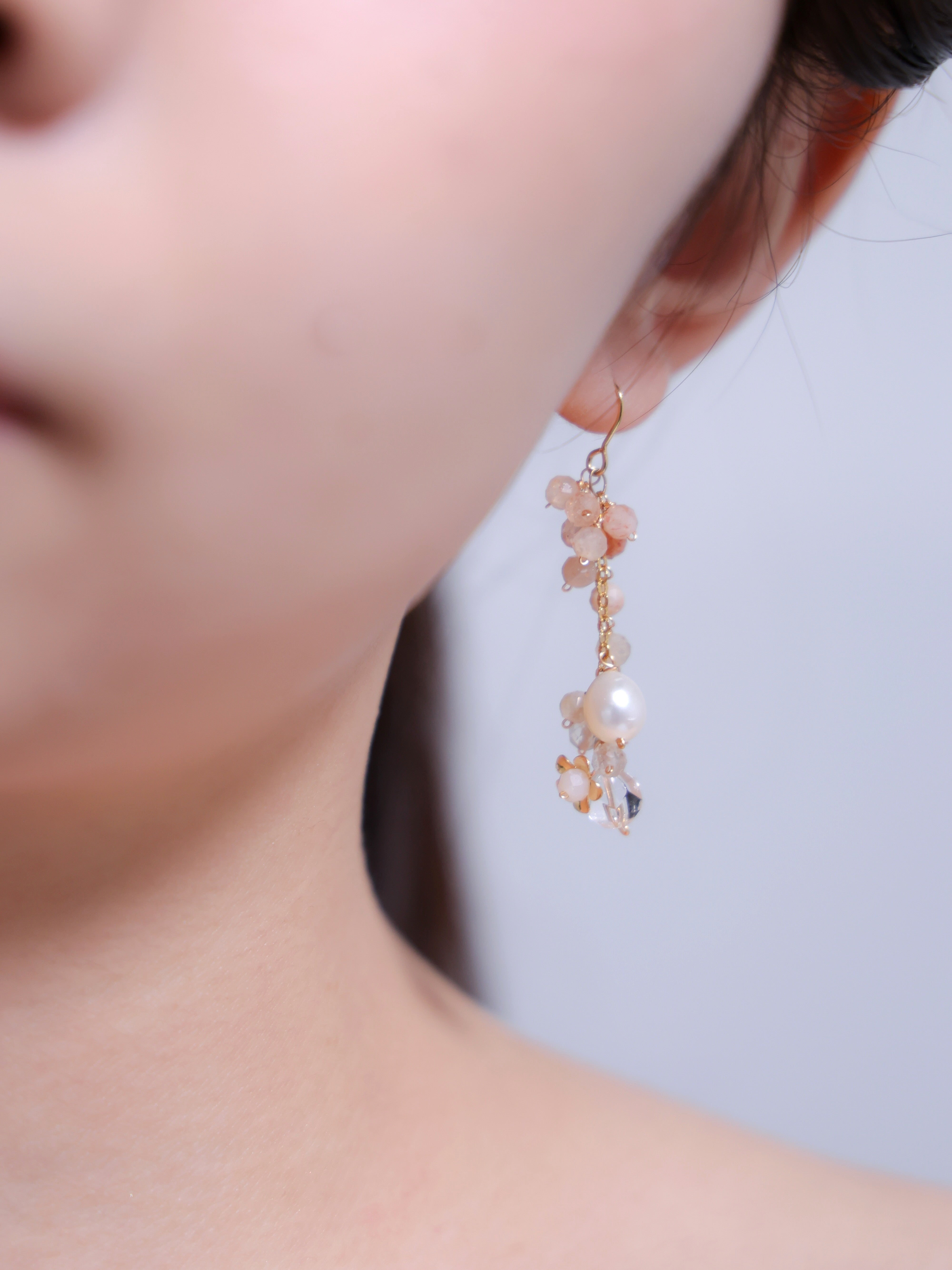 【6月誕生石】柔らかなピーチの光。カラームーンストーン & クリスタルピアス｜アレルギー対応