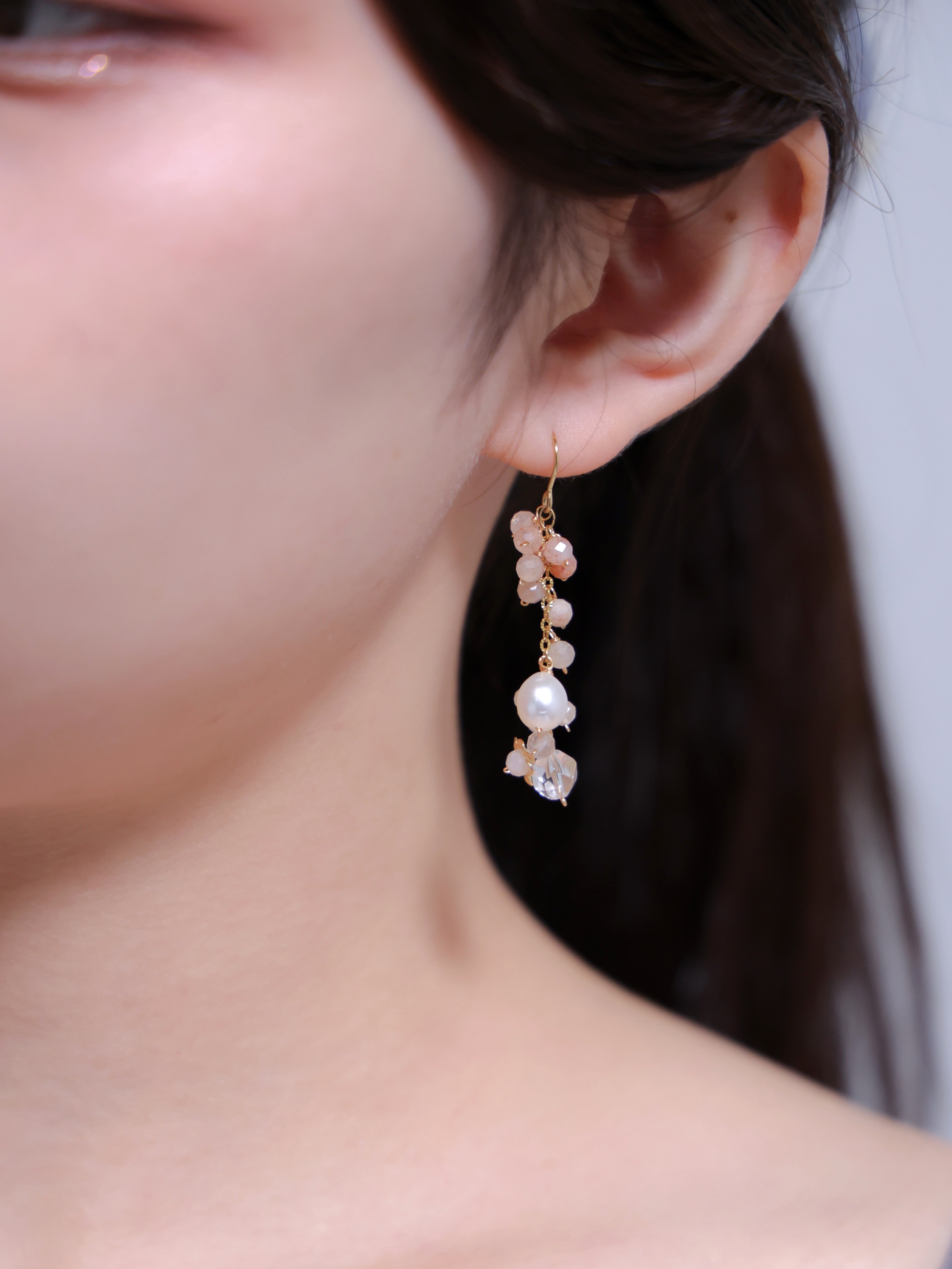 【6月誕生石】柔らかなピーチの光。カラームーンストーン & クリスタルピアス｜アレルギー対応