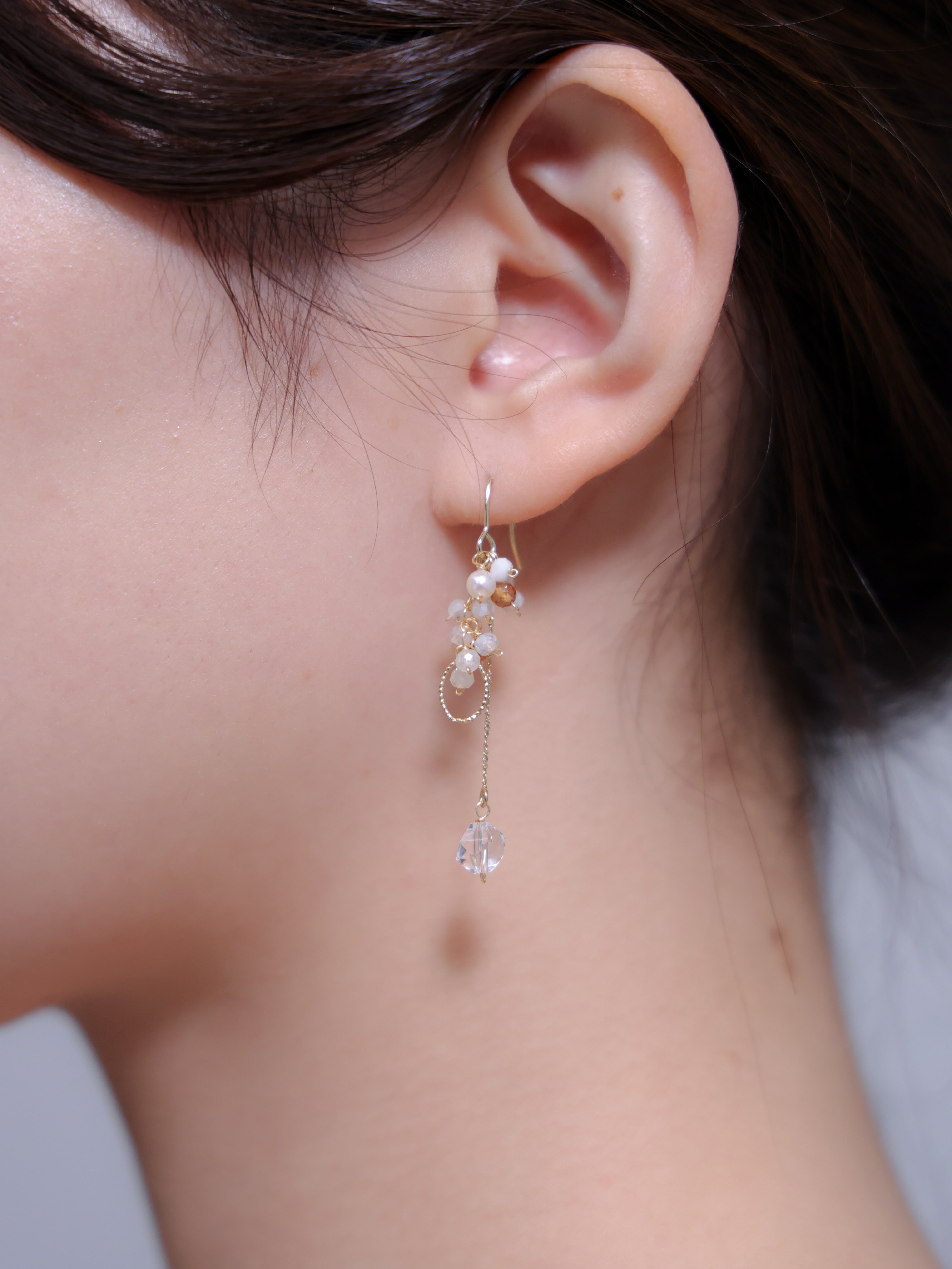 透明ビジューで清楚な大人コーデきれいめピアス