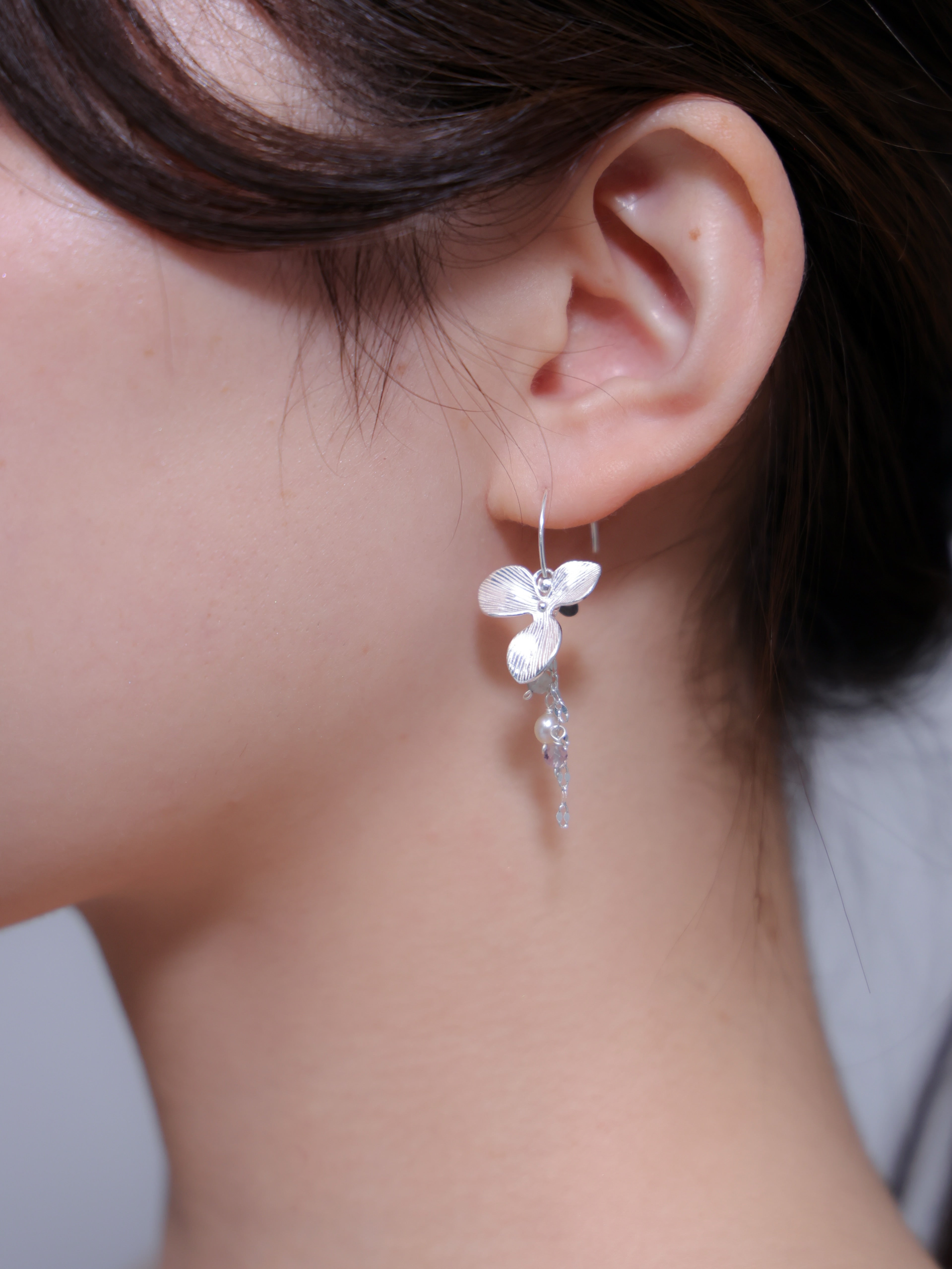 【花モチーフ】2輪のマットフラワー & 彩り天然石 フープピアス | 華やぐ花園 (ゴールド/シルバー)