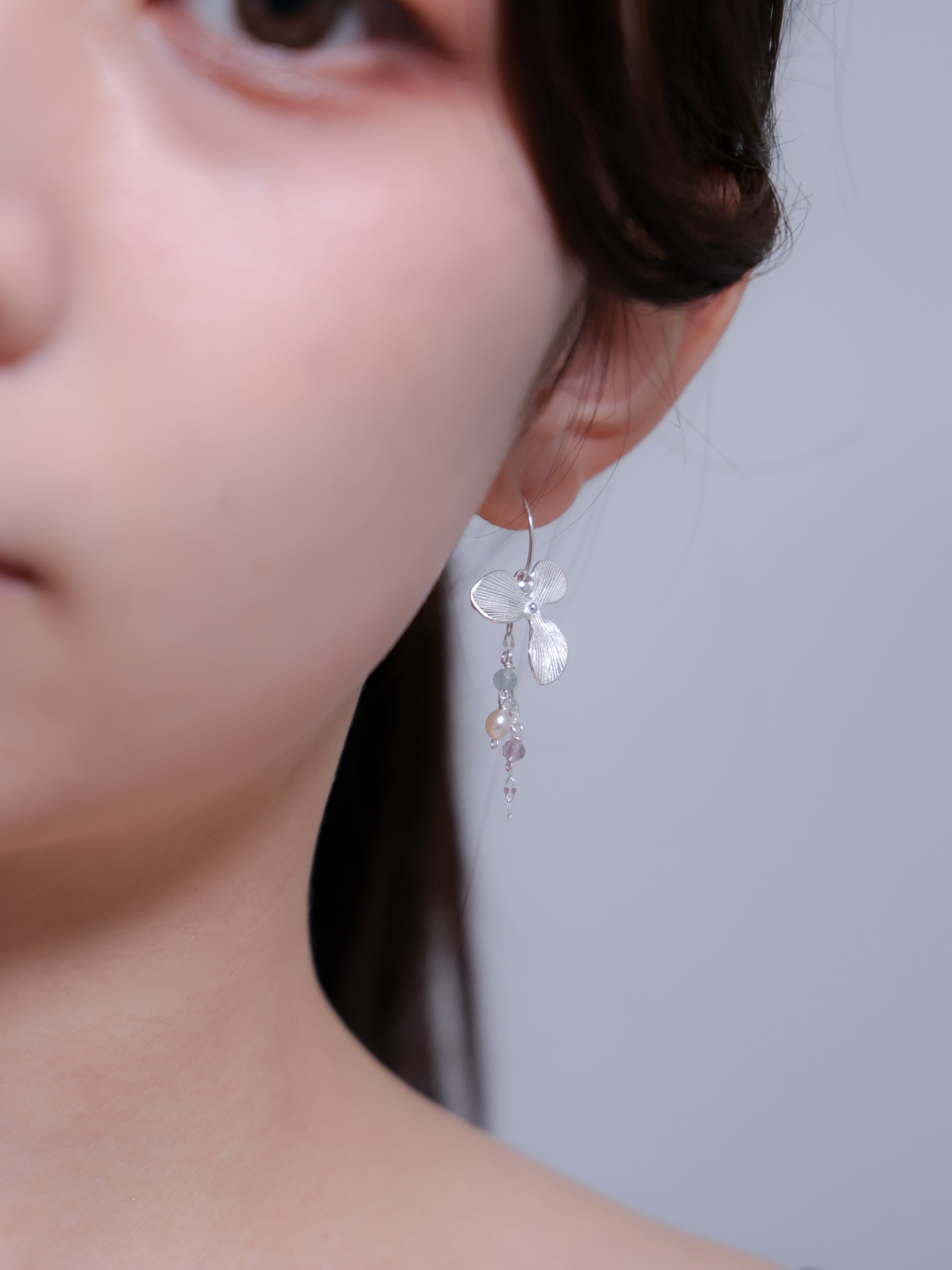 【花モチーフ】2輪のマットフラワー & 彩り天然石 フープピアス | 華やぐ花園 (ゴールド/シルバー)