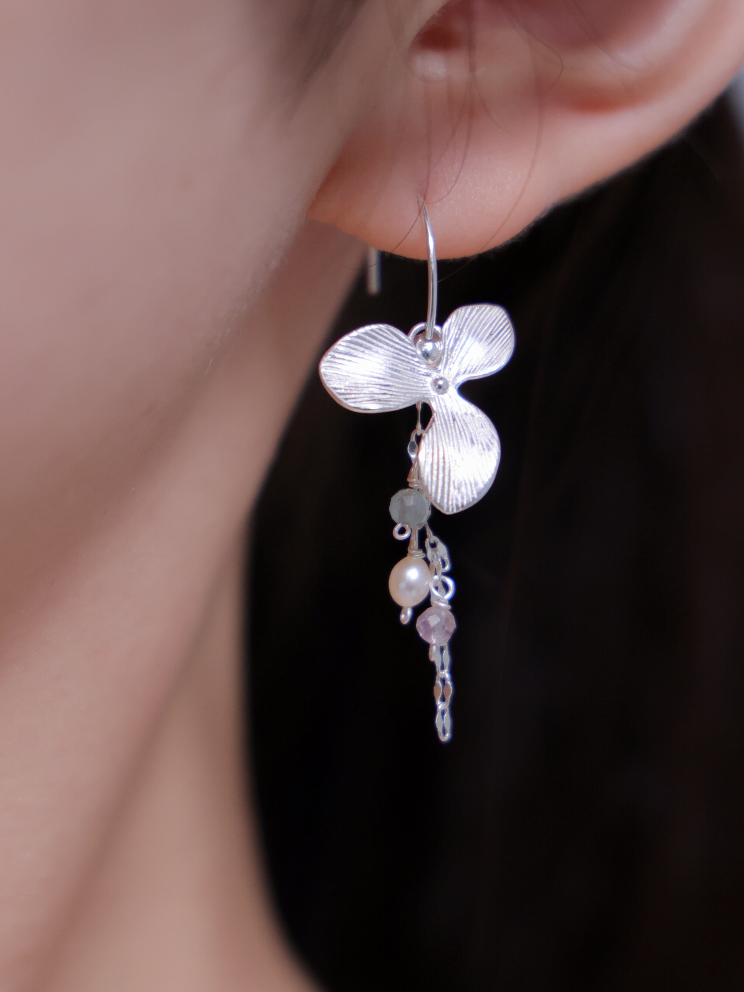 【花モチーフ】2輪のマットフラワー & 彩り天然石 フープピアス | 華やぐ花園 (ゴールド/シルバー)