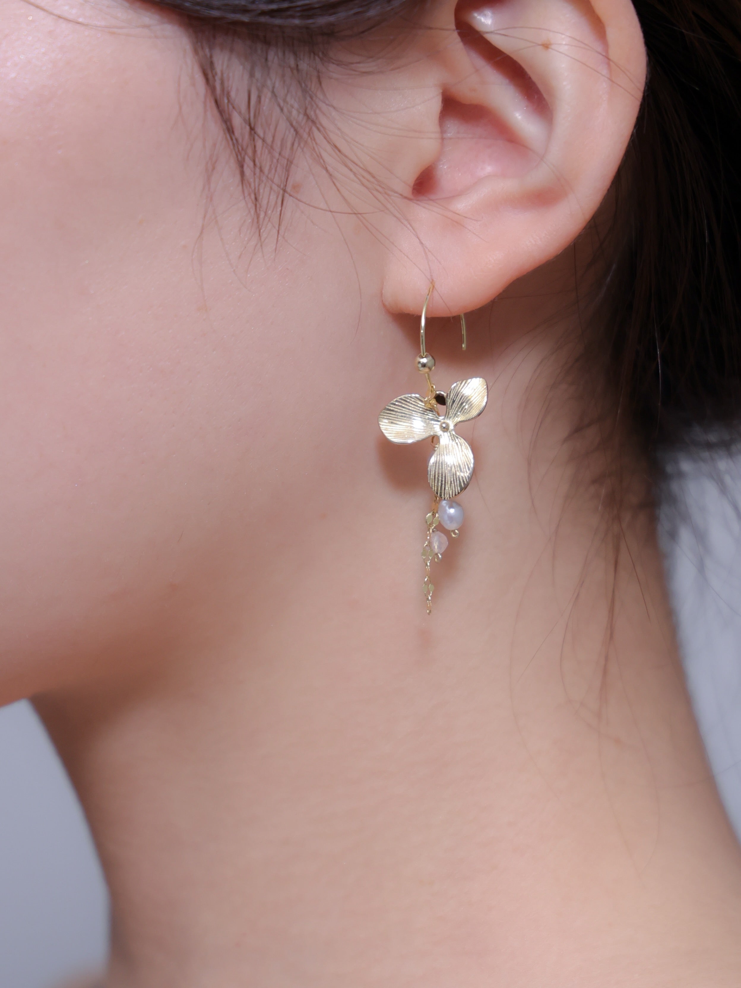 【花モチーフ】2輪のマットフラワー & 彩り天然石 フープピアス | 華やぐ花園 (ゴールド/シルバー)