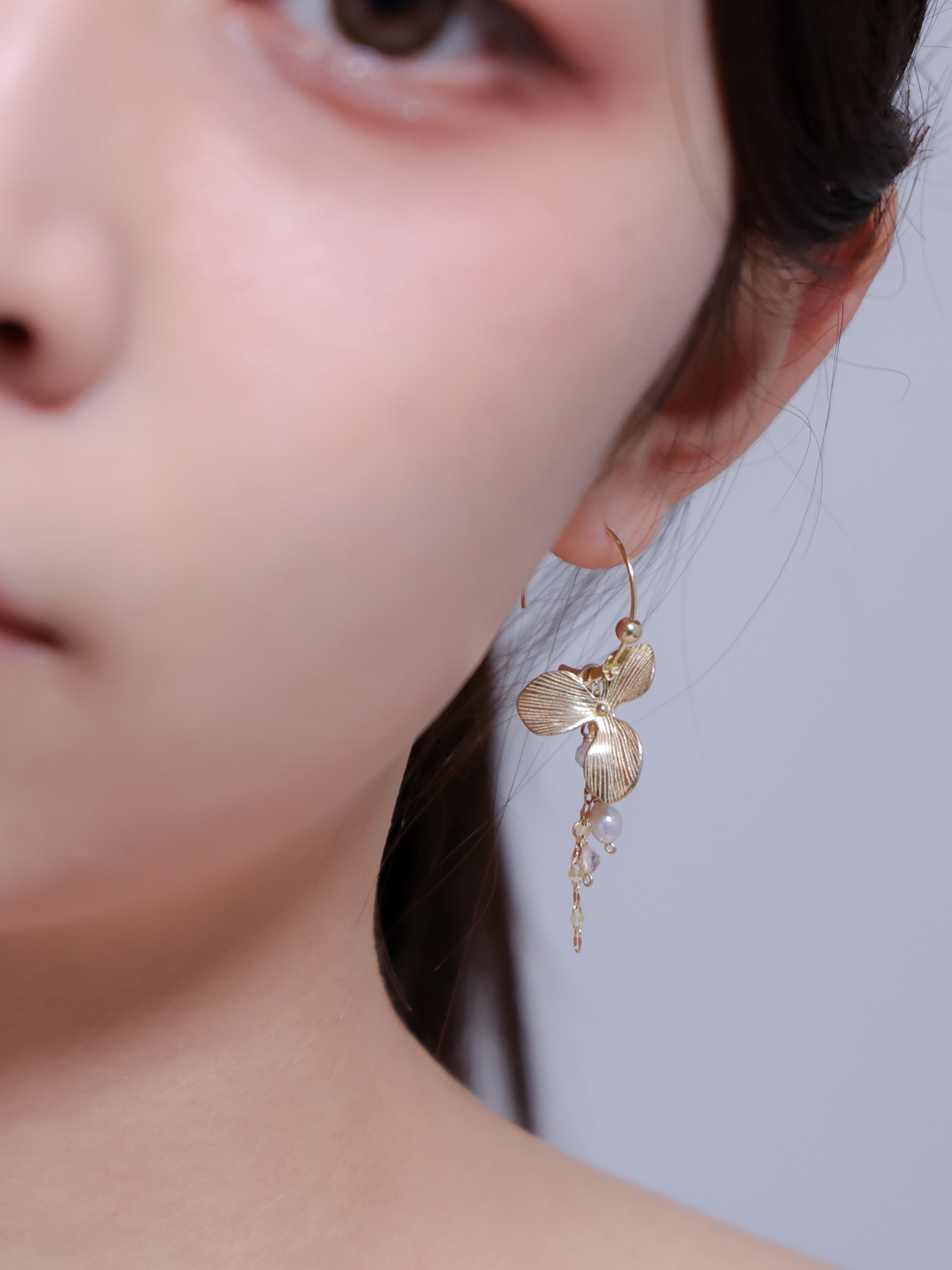 【花モチーフ】2輪のマットフラワー & 彩り天然石 フープピアス | 華やぐ花園 (ゴールド/シルバー)