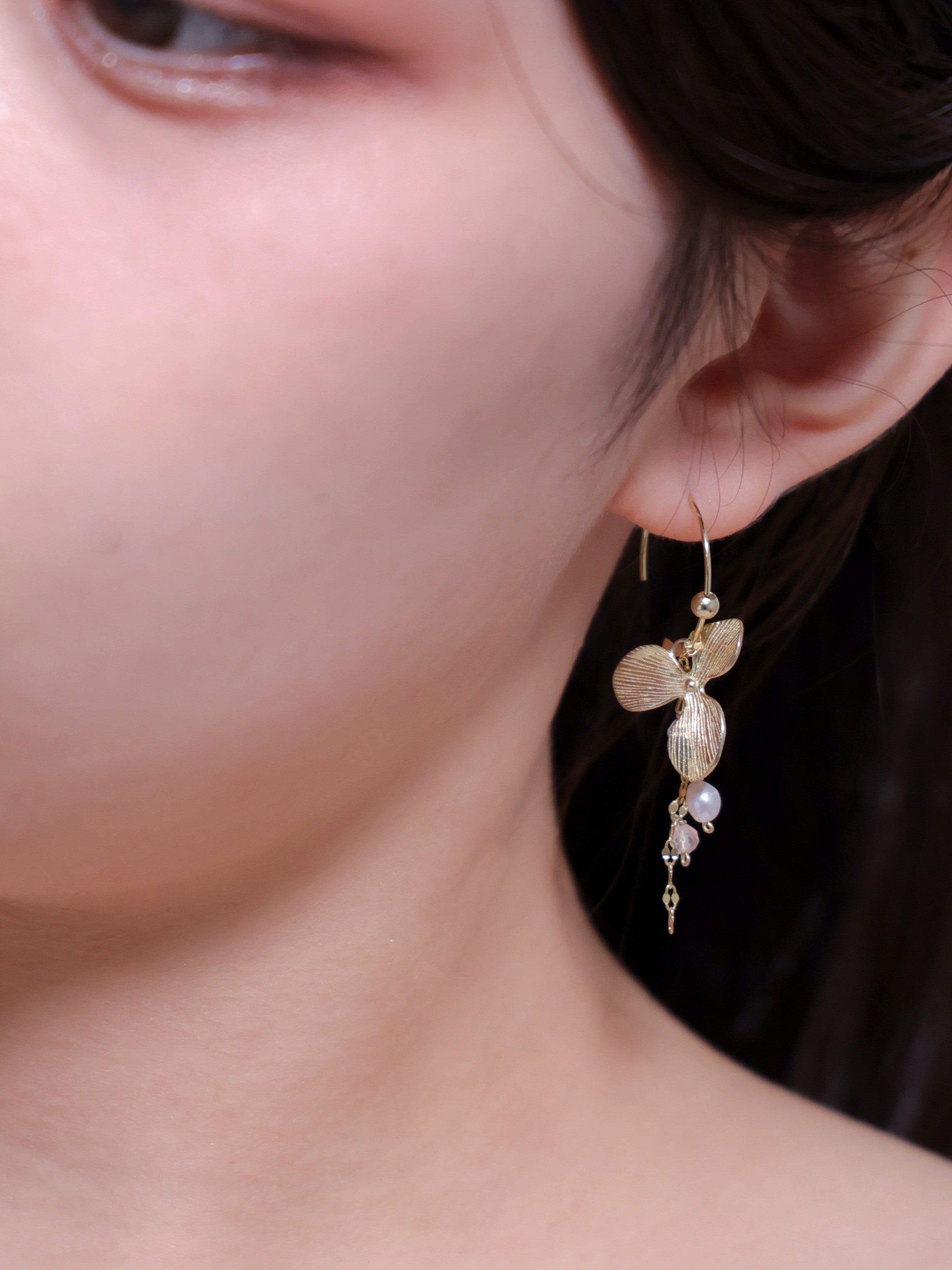 【花モチーフ】2輪のマットフラワー & 彩り天然石 フープピアス | 華やぐ花園 (ゴールド/シルバー)