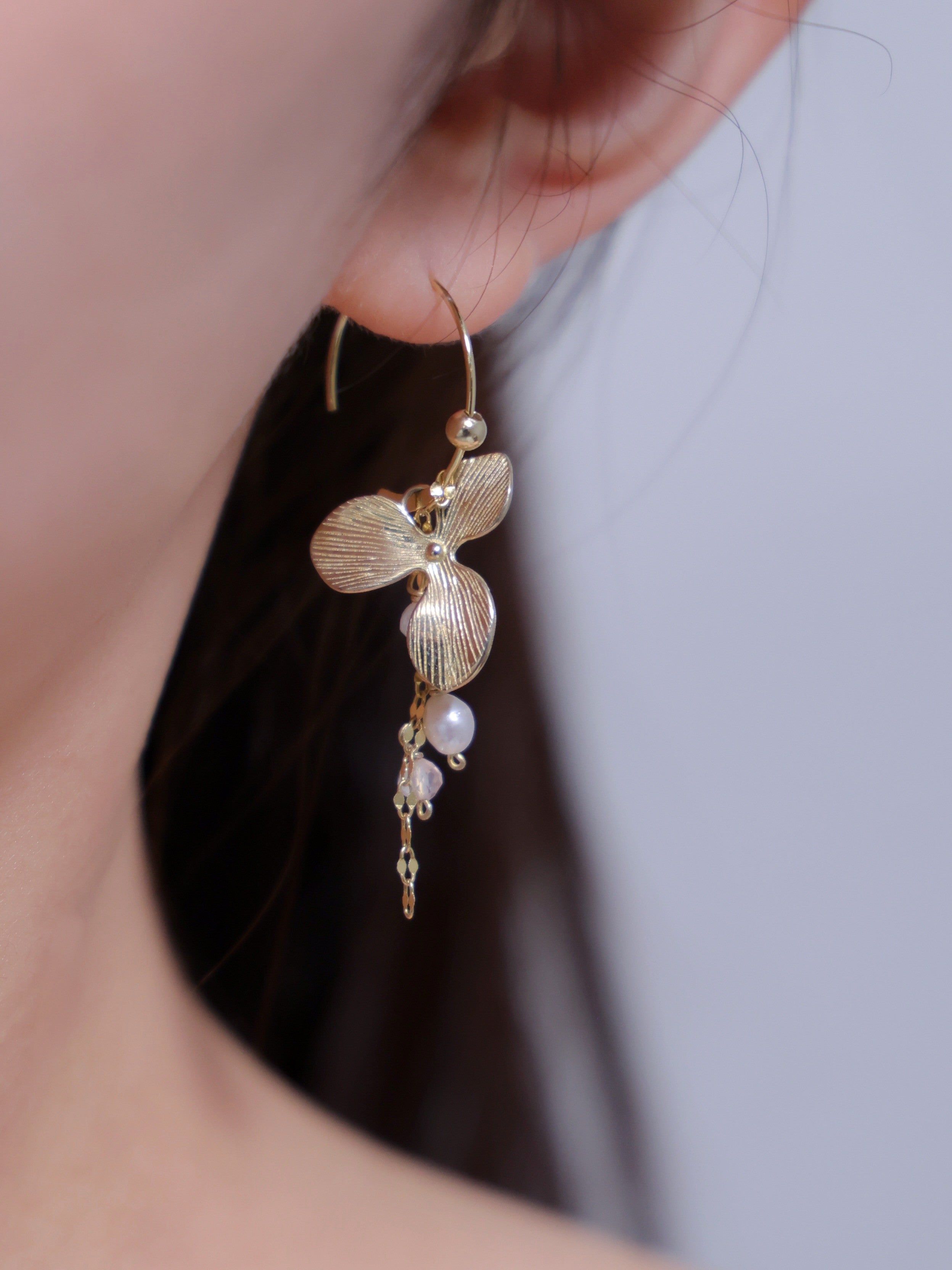 【花モチーフ】2輪のマットフラワー & 彩り天然石 フープピアス | 華やぐ花園 (ゴールド/シルバー)