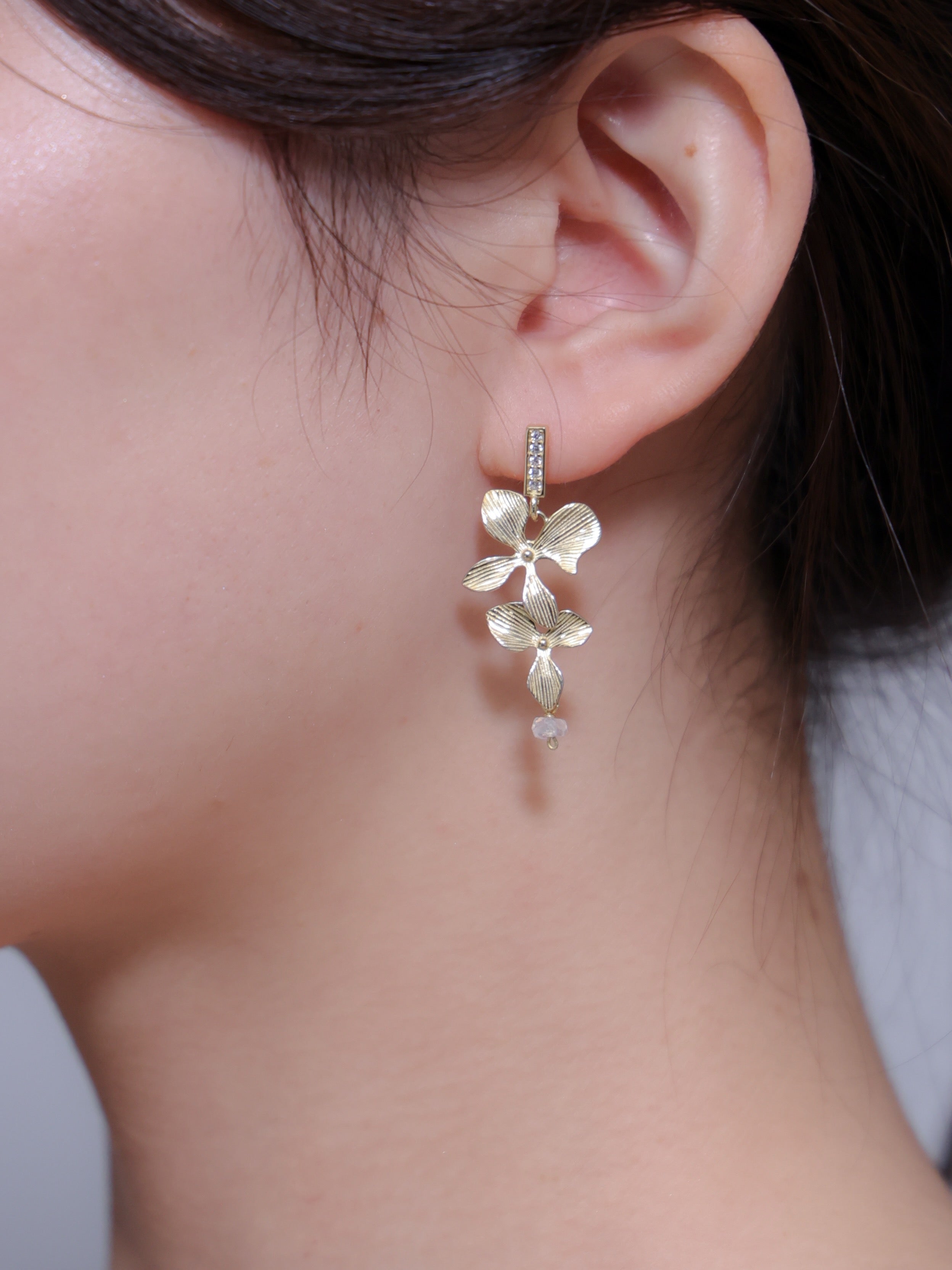 【花モチーフ】2輪のマットフラワー & クリスタル ピアス | 重なる花びら (ゴールド/シルバー)