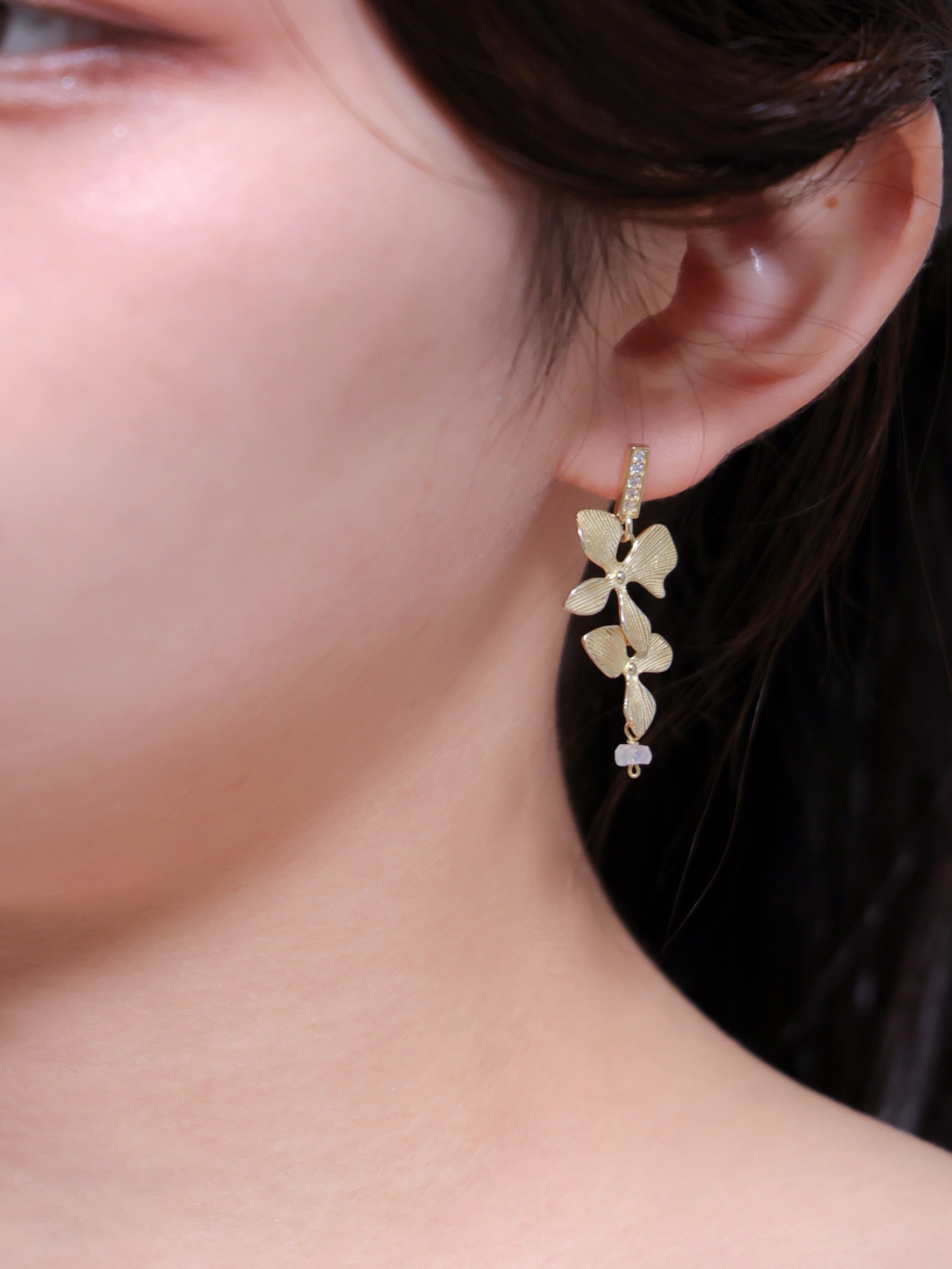 【花モチーフ】2輪のマットフラワー & クリスタル ピアス | 重なる花びら (ゴールド/シルバー)