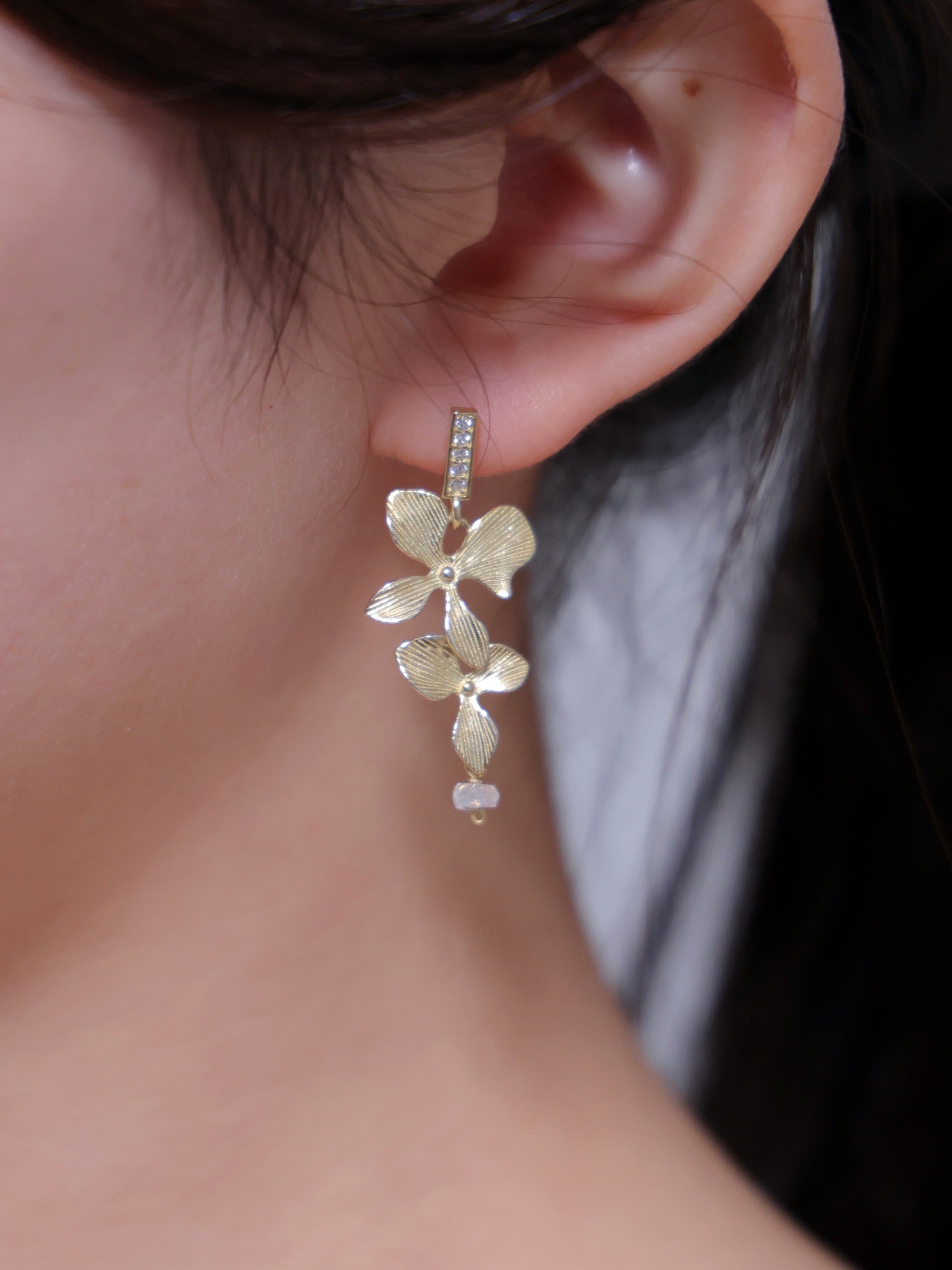 【花モチーフ】2輪のマットフラワー & クリスタル ピアス | 重なる花びら (ゴールド/シルバー)