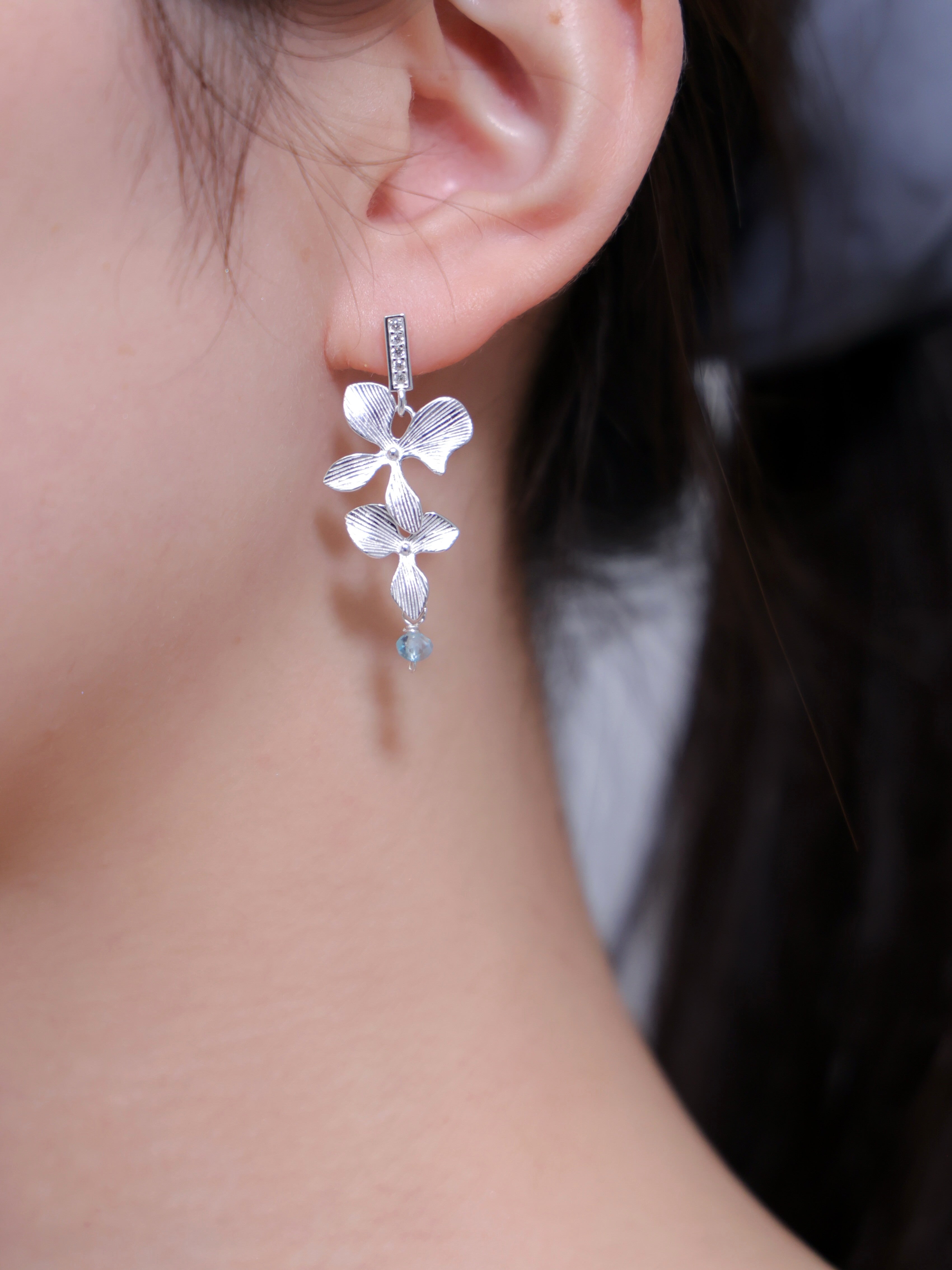 【花モチーフ】2輪のマットフラワー & クリスタル ピアス | 重なる花びら (ゴールド/シルバー)