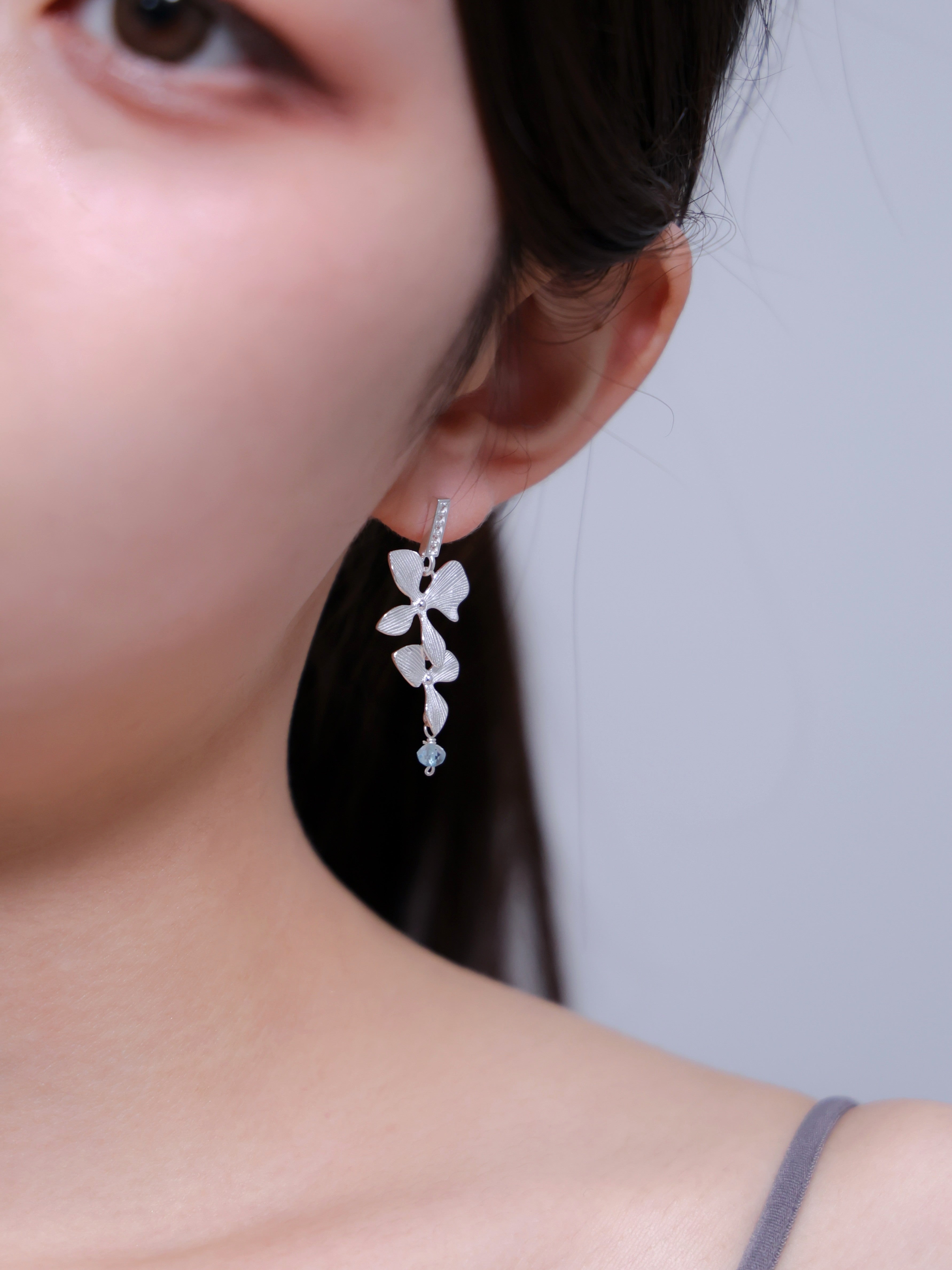 【花モチーフ】2輪のマットフラワー & クリスタル ピアス | 重なる花びら (ゴールド/シルバー)