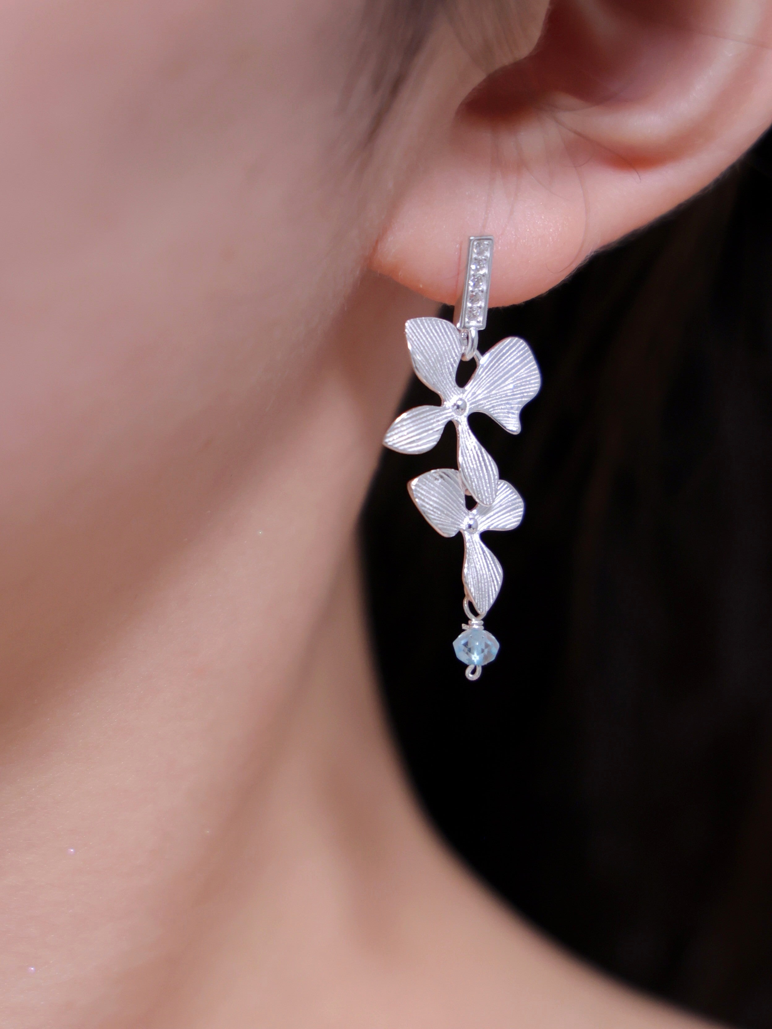 【花モチーフ】2輪のマットフラワー & クリスタル ピアス | 重なる花びら (ゴールド/シルバー)