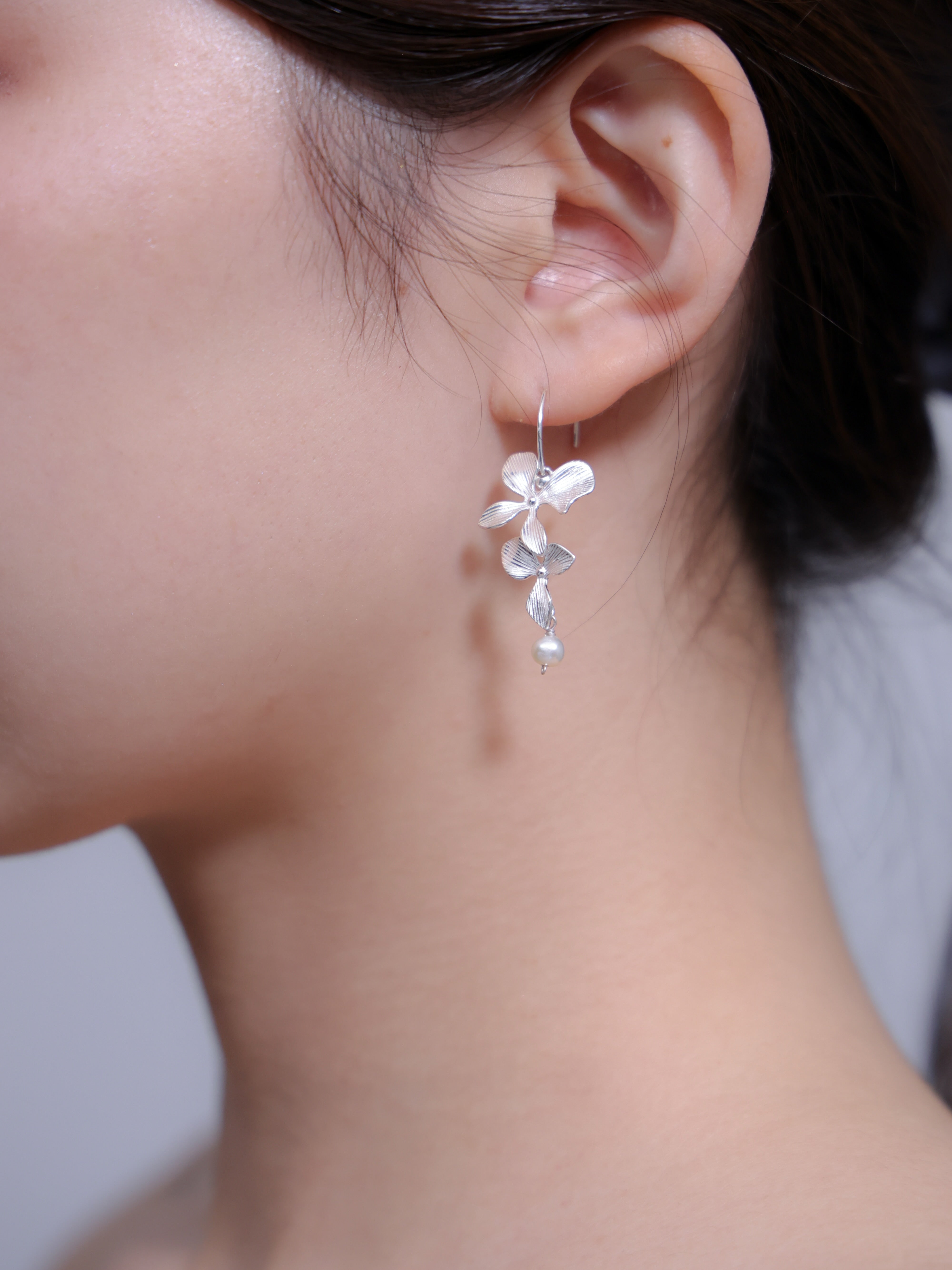 白銀の華やぎ ピアス 花 揺れる