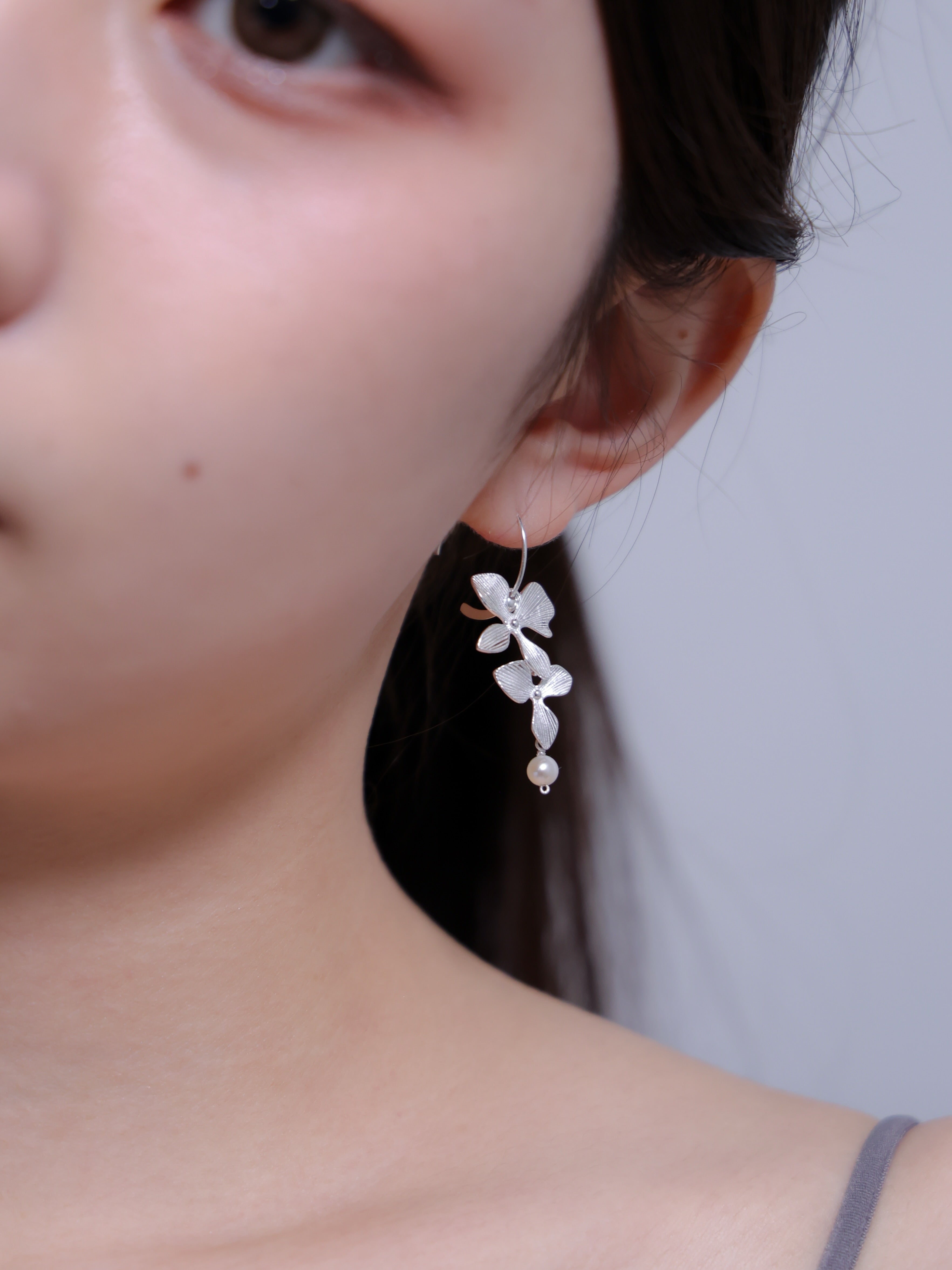 白銀の華やぎ ピアス 花 揺れる