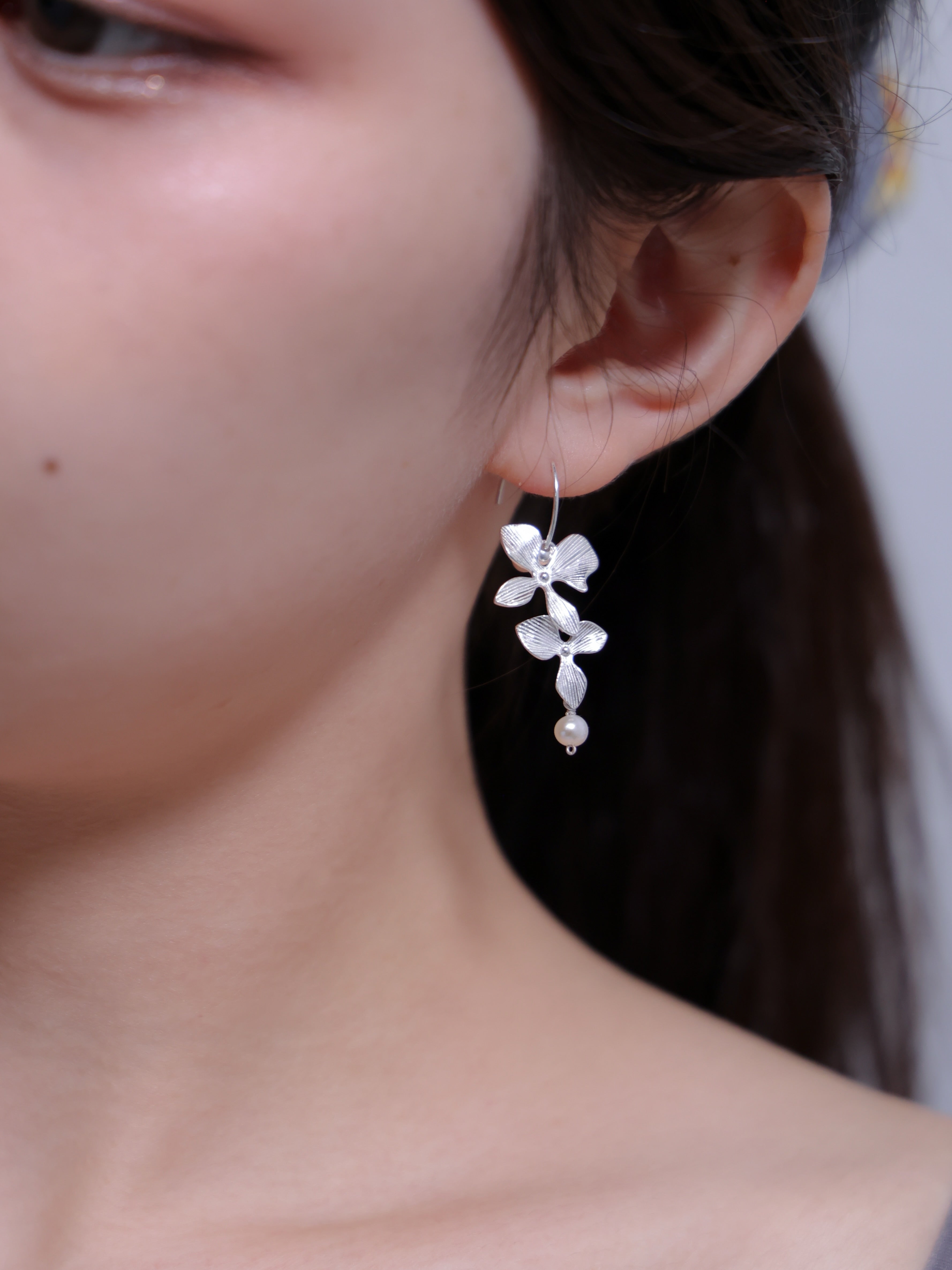 白銀の華やぎ ピアス 花 揺れる