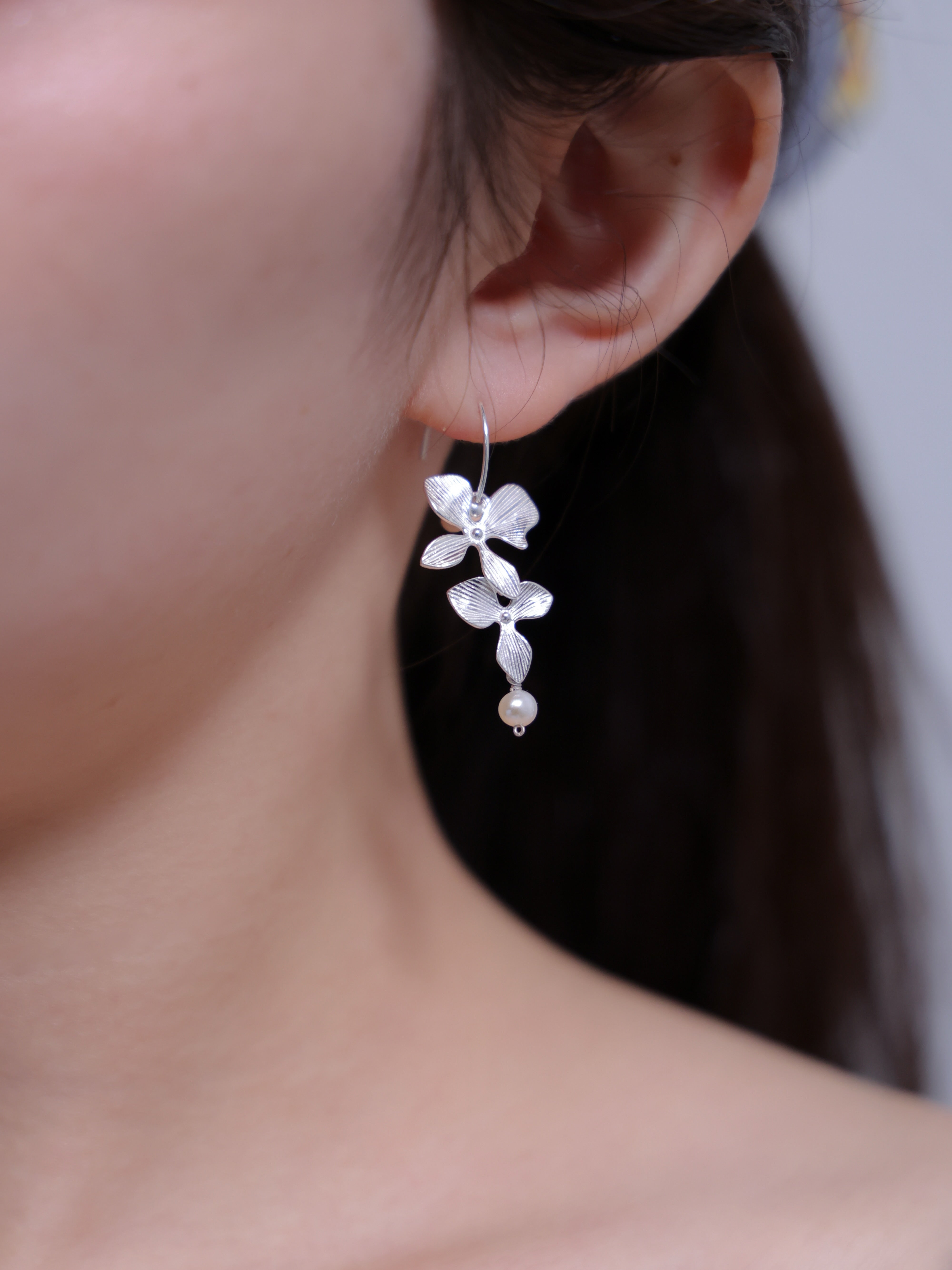 白銀の華やぎ ピアス 花 揺れる