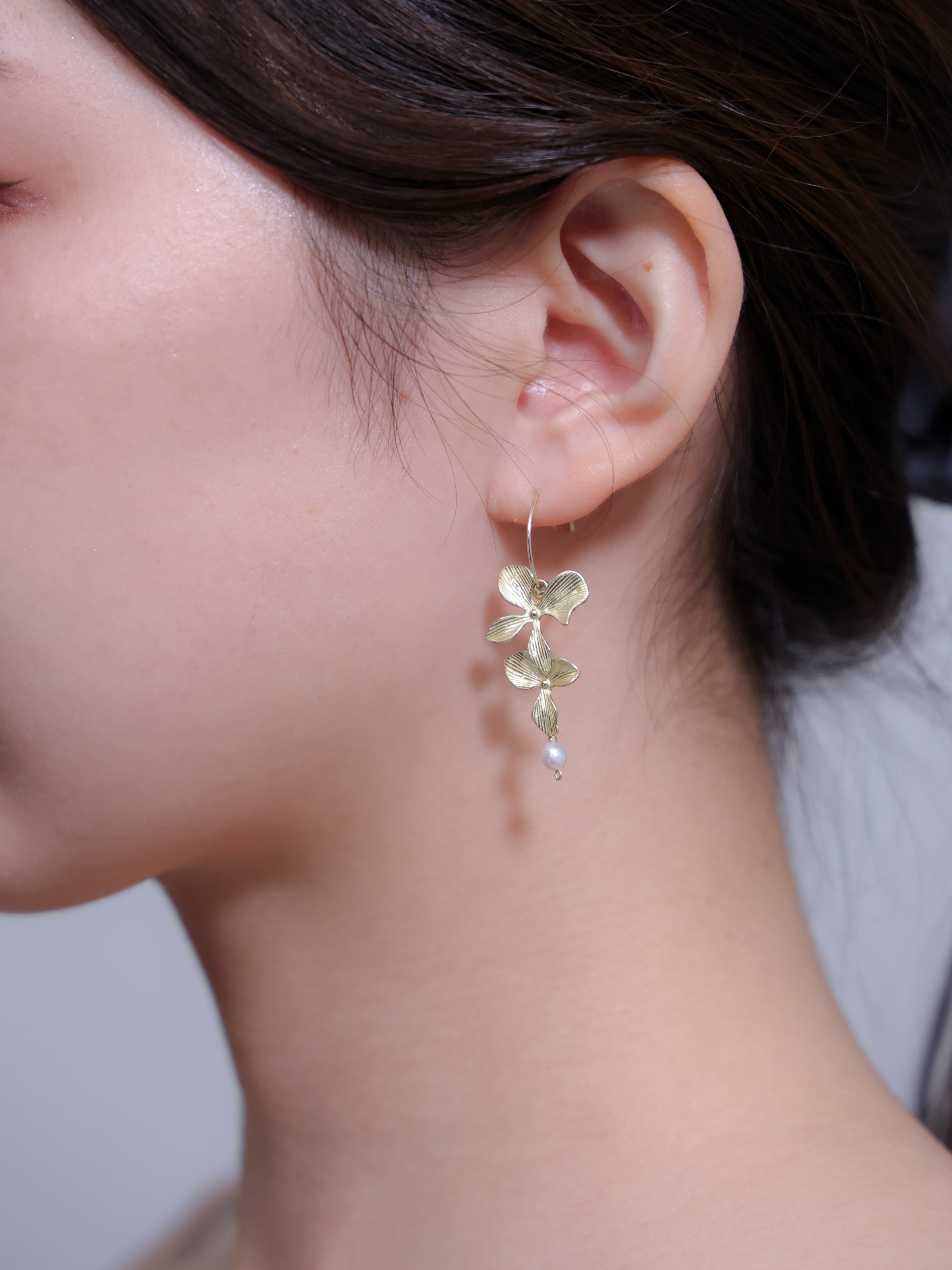 白銀の華やぎ ピアス 花 揺れる