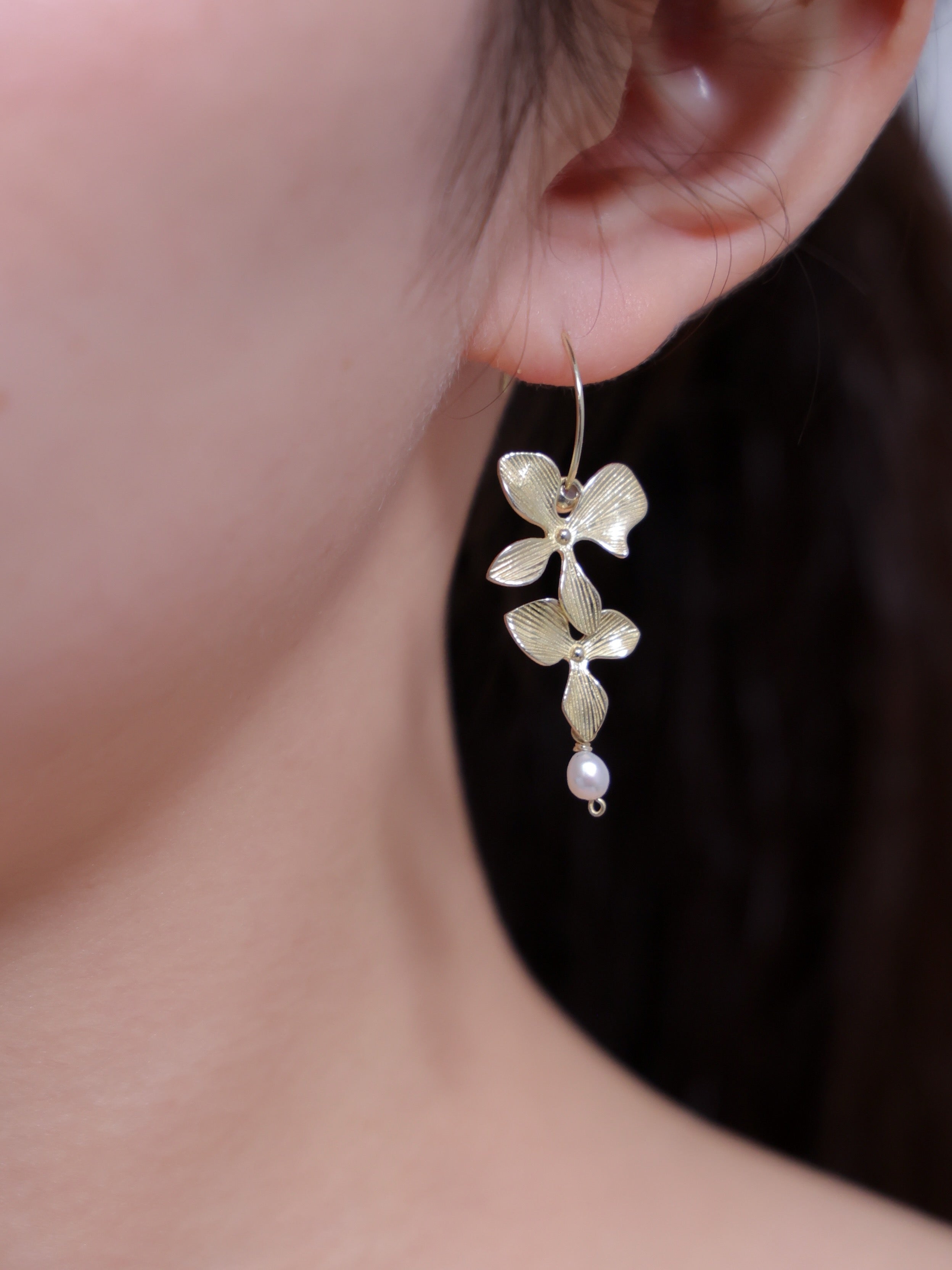 白銀の華やぎ ピアス 花 揺れる