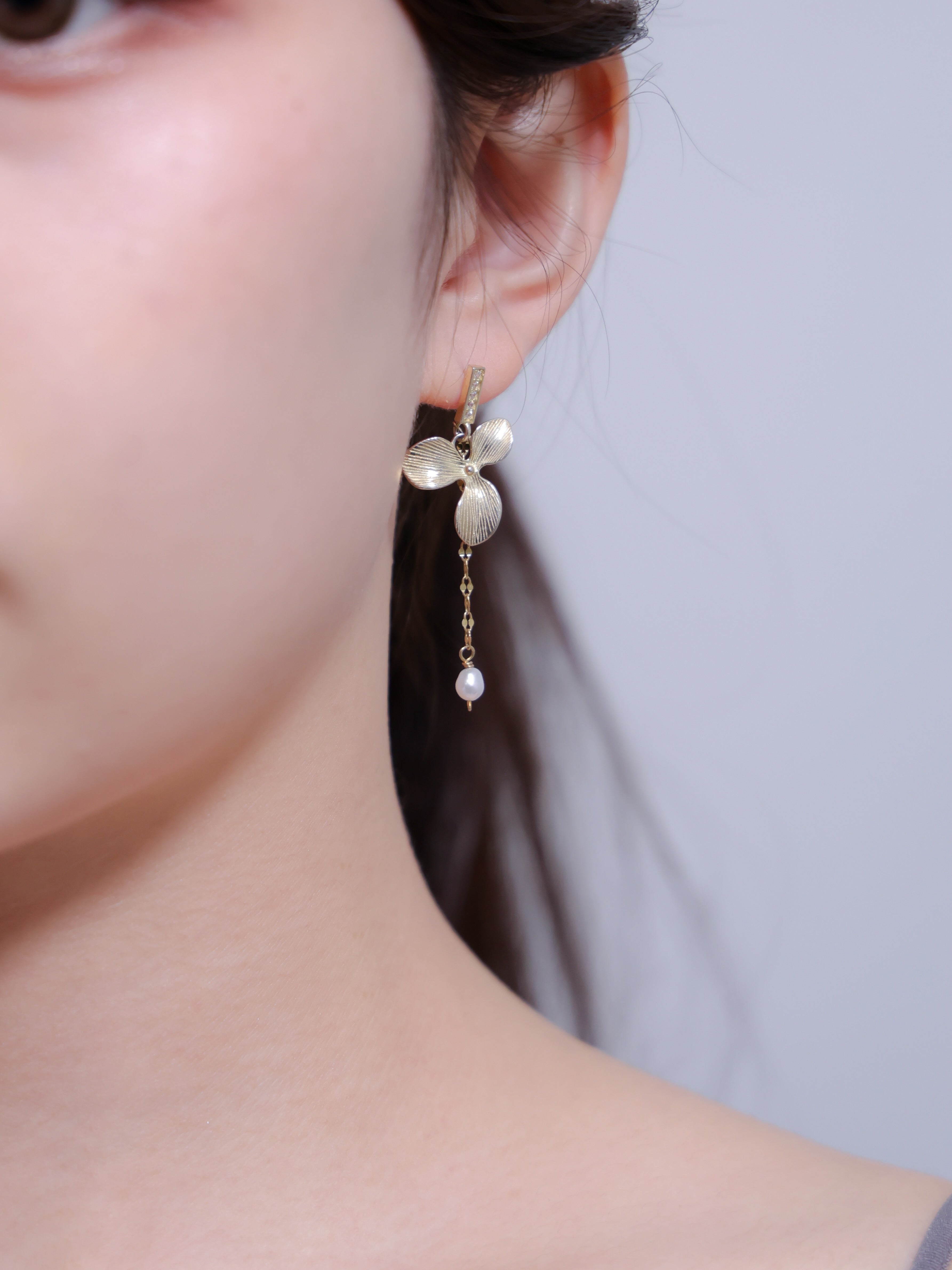 【花モチーフ】マットフラワー & パール ピアス | 大人フェミニン (ゴールド/シルバー)